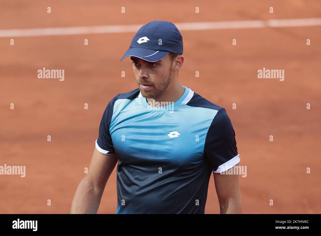 ©Sébastien Muylaert/MAXPPP - Paris 24/05/2022 Benjamin Bonzi, de France, s'oppose à Frances Tiafoe, des États-Unis, lors du match des singles hommes du premier tour du jour 3 de l'Open de France de Roland Garros à Paris, France. 24.05.2022 Banque D'Images