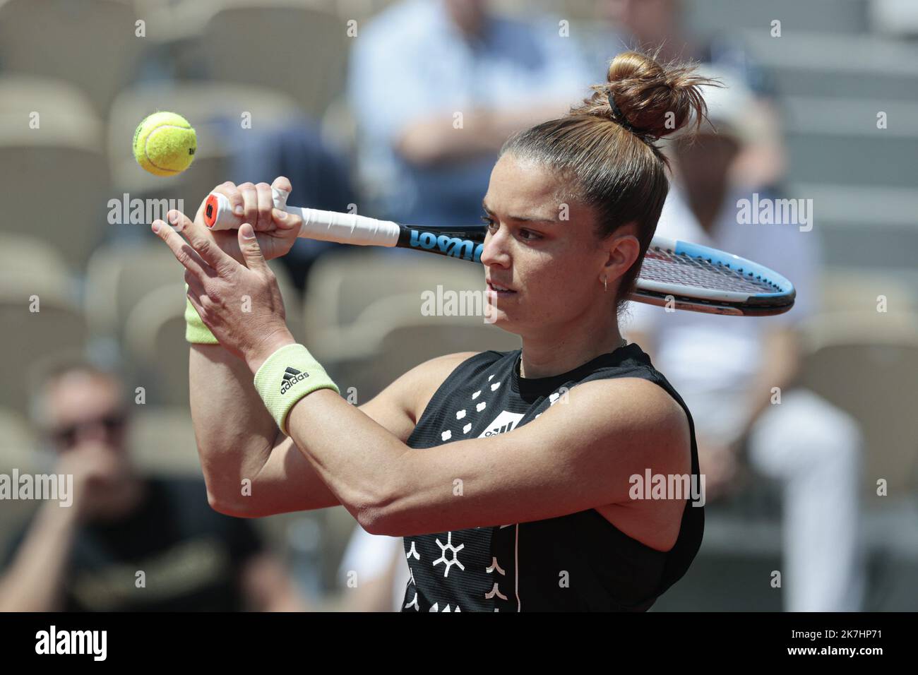 ©Sébastien Muylaert/MAXPPP - Paris 25/05/2022 Maria Sakkari de Grèce se penche contre Karolina Muchova de la République tchèque lors de l'édition 2 de l'Open de France du 4e jour de l'Open de 2022 à Roland Garros à Paris, France. 25.05.2022 Banque D'Images