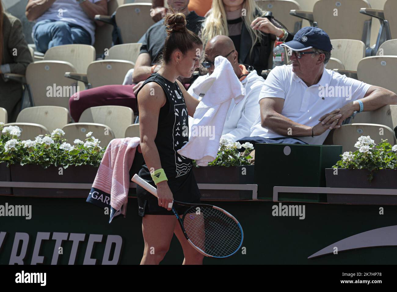 ©Sébastien Muylaert/MAXPPP - Paris 25/05/2022 Maria Sakkari, de Grèce, réagit contre Karolina Muchova, de la République tchèque, lors de l'édition 2 de l'Open de France de 2022 à Roland Garros, à Paris. 25.05.2022 Banque D'Images
