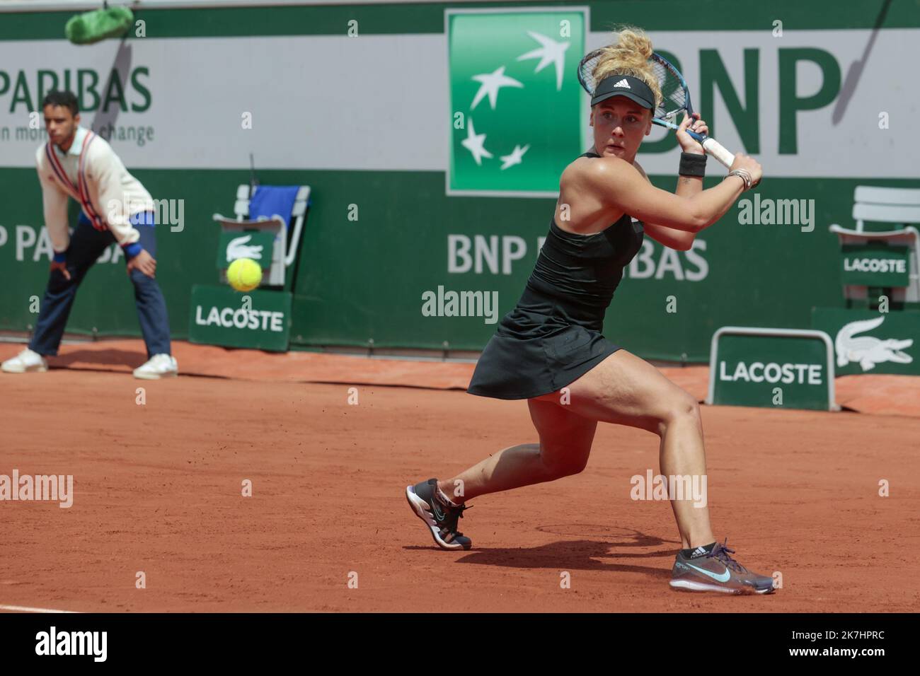 ©Sébastien Muylaert/MAXPPP - Paris 26/05/2022 Leolia Jeanjean de France joue un revers contre Karolina Pliskova de la République tchèque lors du deuxième tour des femmes du cinquième jour de l'Open de France 2022 à Roland Garros à Paris, France. 26.05.2022 Banque D'Images