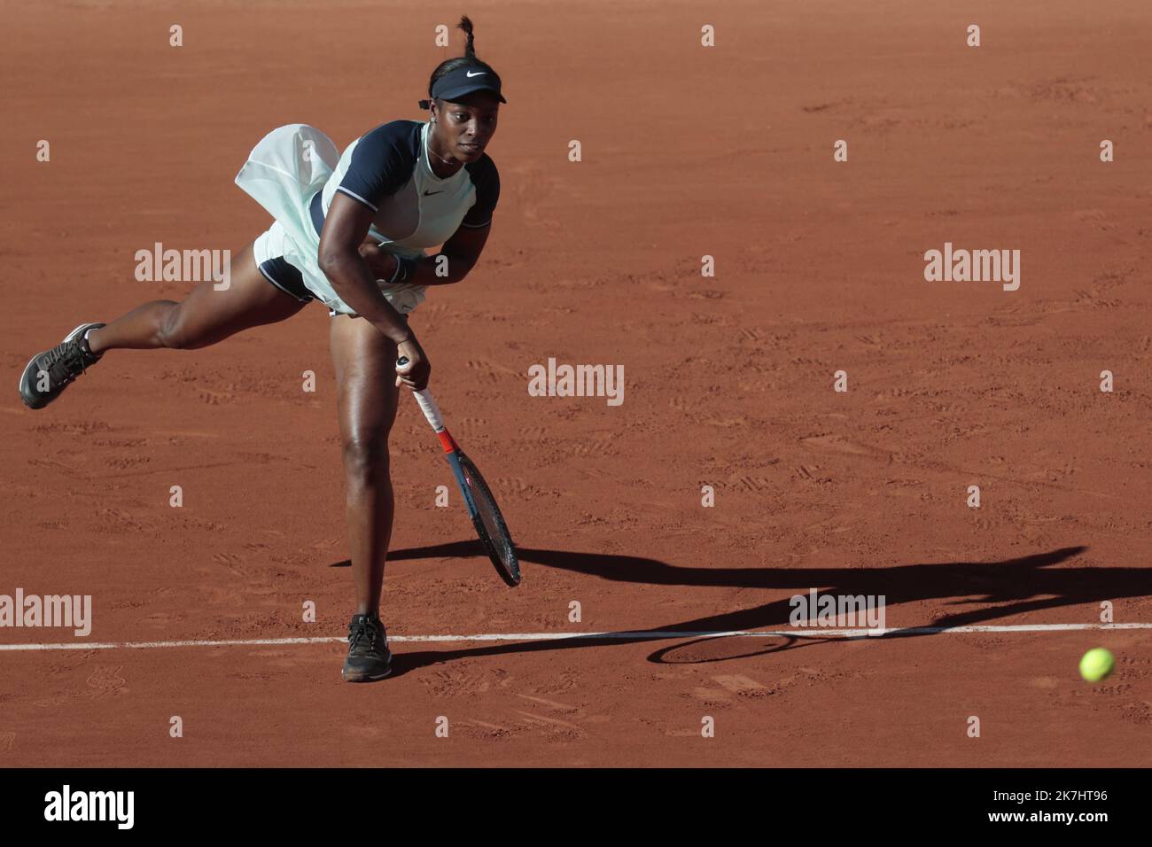 ©Sébastien Muylaert/MAXPPP - Paris 27/05/2022 Sloane Stephens des Etats-Unis intervient contre Diane Parry de France lors du troisième Round des femmes du jour 6 de l'Open de France 2022 à Roland Garros à Paris, France. 27.05.2022 Banque D'Images