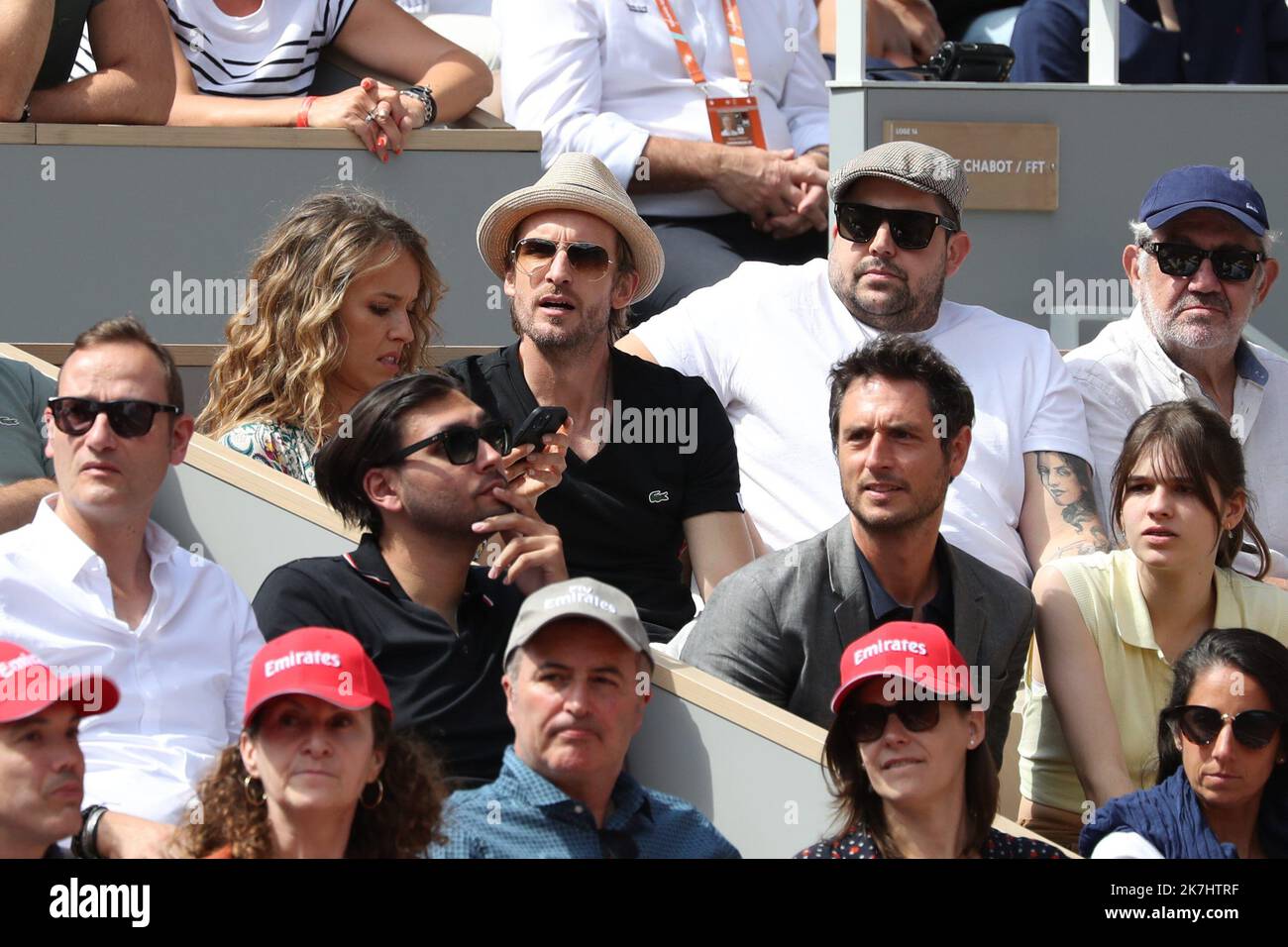 Thierry Larret / Maxppp. Tennis. Roland Garros 2022. Internationaux de France de tennis. Stade Roland Garros, Paris (75). Le 28 Mai 2022. Cour Philippe Chatrier : Gilles SIMON (FRA) contre Marin CILIC (CRO). Les comédiens Philippe LACHEAU, Elodie FONTAN et ARTUS Banque D'Images