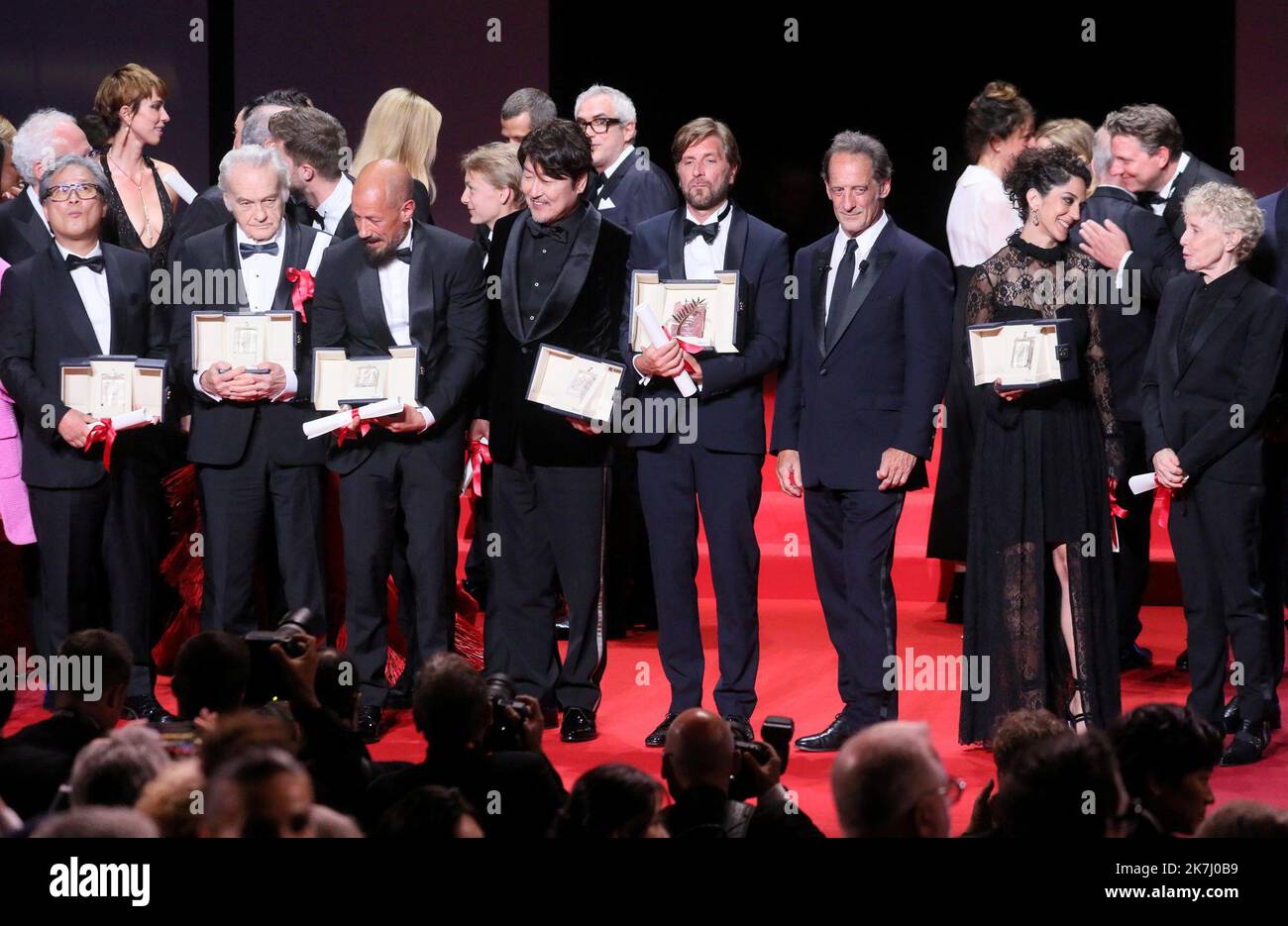 ©PHOTOPQR/NICE MATIN/Patrice Lapoirie ; Cannes ; 28/05/2022 ; le réalisateur suédois Ruben Ostlund (4thL) pose sur scène son trophée, entouré des autres lauréats (froml) le réalisateur chinois Jianying Chen, le réalisateur sud-coréen Park Chan-Wook, le réalisateur polonais Jerzy Skolimowski, le réalisateur suédois Tarik Saleh, L'acteur sud-coréen Song Kang-Ho et l'actrice iranienne ZAR Amir-Ebrahimi à la fin de la cérémonie de clôture de l'édition 75th du Festival de Cannes, dans le sud de la France, sur 28 mai 2022. Cannes 05/28/2022 cérémonie de remise des prix au Festival International du film de Cannes Banque D'Images