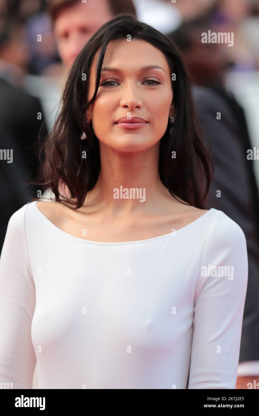 ©Pierre Teyssot/MAXPPP ; Festival de Cannes 2022. Édition 75th du Festival International du film de Cannes le 26/05/2022 à Cannes, France. Les invités de tapis rouge sont arrivés pour la projection du film 'Broker', Top Model, Bella Hadid vêtu de blanc sans soutien-gorge. Pierre Teyssot / Maxppp - Festival international du film de Cannes le 26th 2022 mai Banque D'Images