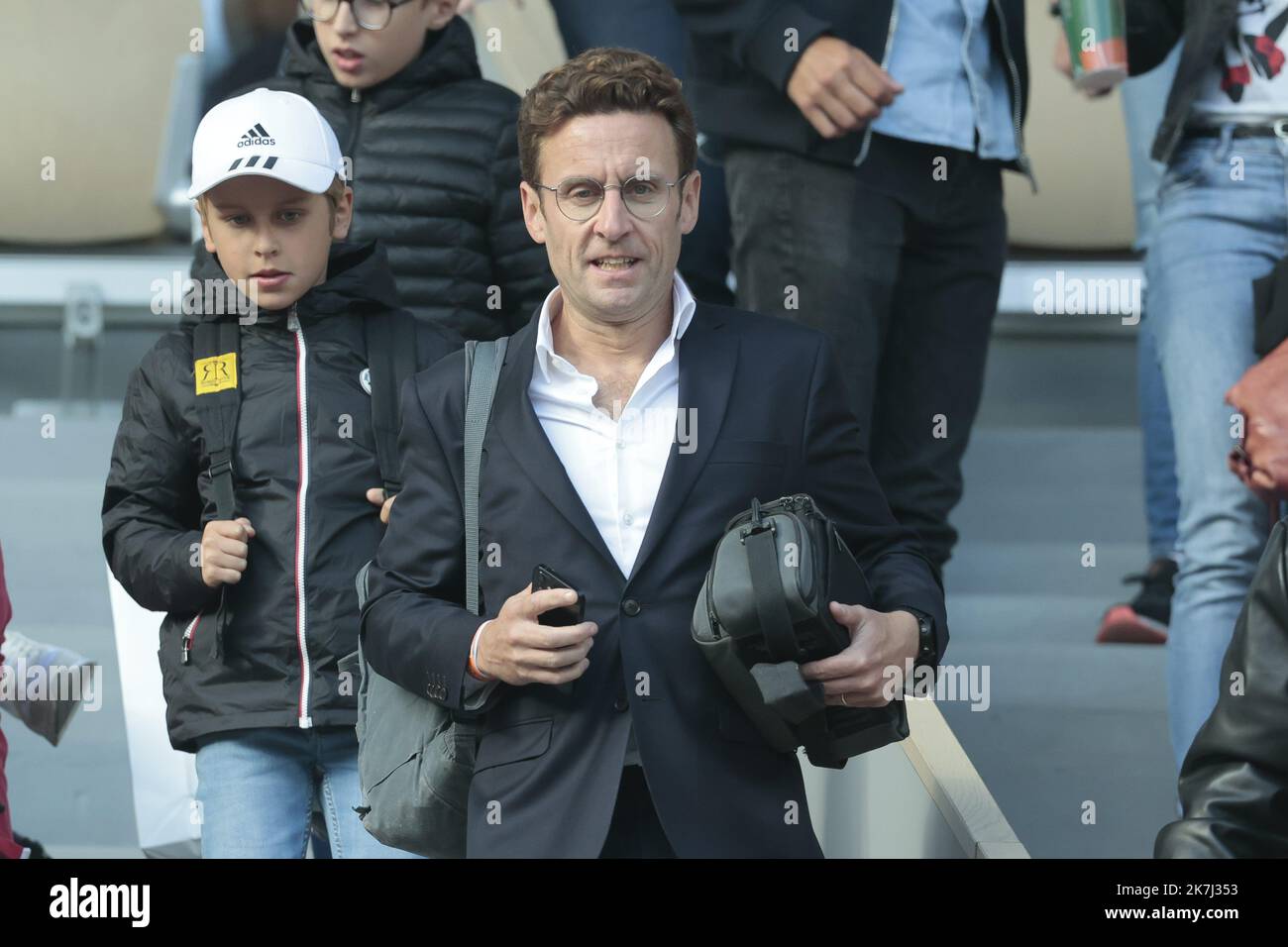 ©Sébastien Muylaert/MAXPPP - Paris 30/05/2022 Laurent Macron, frère du président français Emmanuel Macron au court Philippe Chatrier lors de la quatrième manche du tournoi de tennis Open de France à Roland ?Garros à Paris, France. 30.05.2022 Banque D'Images