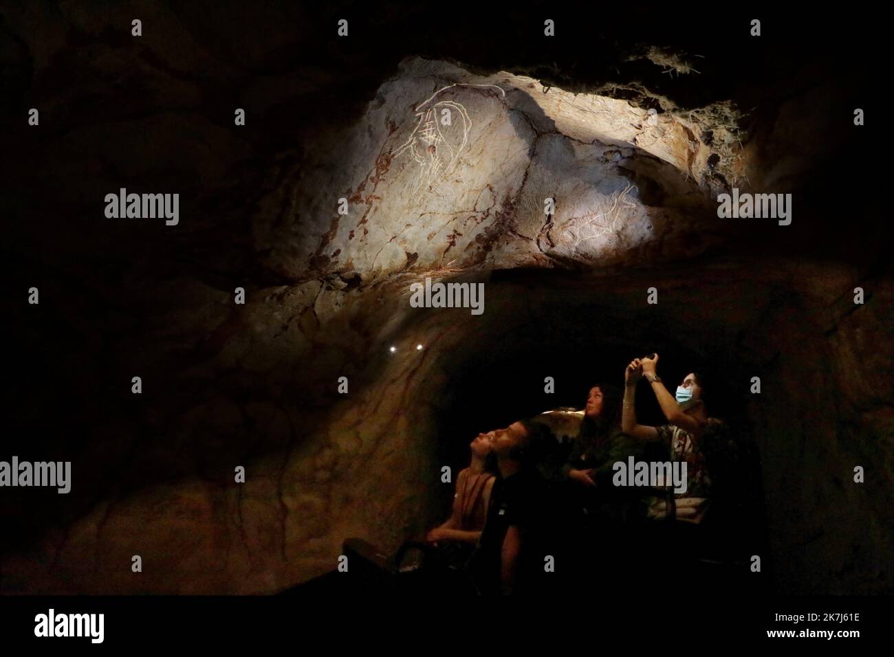 ©PHOTOPQR/LA PROVENCE/VALÉRIE VREL ; Marseille ; 04/06/2022 ; ouverture officielle de Cosquer Méditerranée, en ce 4/06/2022, le public est au rendez-vous pour la visite de la couverture de la Grotte COSQUER, grotte date d'environnement 30000 ans pour la première place, Henri 1985. Une grotte où l'art pariétal est supérieur : chevaux, pinguouins, tigres... Ici les premiers visiteurs, ravis de leur expérience. - Marseille, France, juin 4th 2022 Cosquer Méditerranée est la réplique de la Grotte Cosquer, une grotte préhistorique située dans les ruisseaux de Mar Banque D'Images