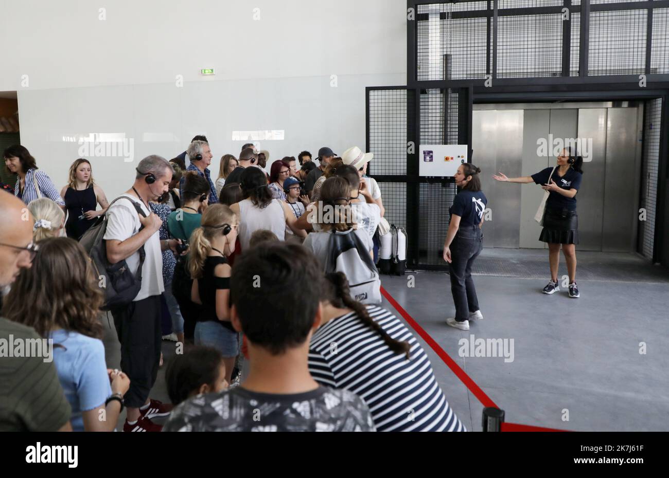 ©PHOTOPQR/LA PROVENCE/VALÉRIE VREL ; Marseille ; 04/06/2022 ; ouverture officielle de Cosquer Méditerranée, en ce 4/06/2022, le public est au rendez-vous pour la visite de la couverture de la Grotte COSQUER, grotte date d'environnement 30000 ans pour la première place, Henri 1985. Une grotte où l'art pariétal est supérieur : chevaux, pinguouins, tigres... Ici les premiers visiteurs, ravis de leur expérience. - Marseille, France, juin 4th 2022 Cosquer Méditerranée est la réplique de la Grotte Cosquer, une grotte préhistorique située dans les ruisseaux de Mar Banque D'Images