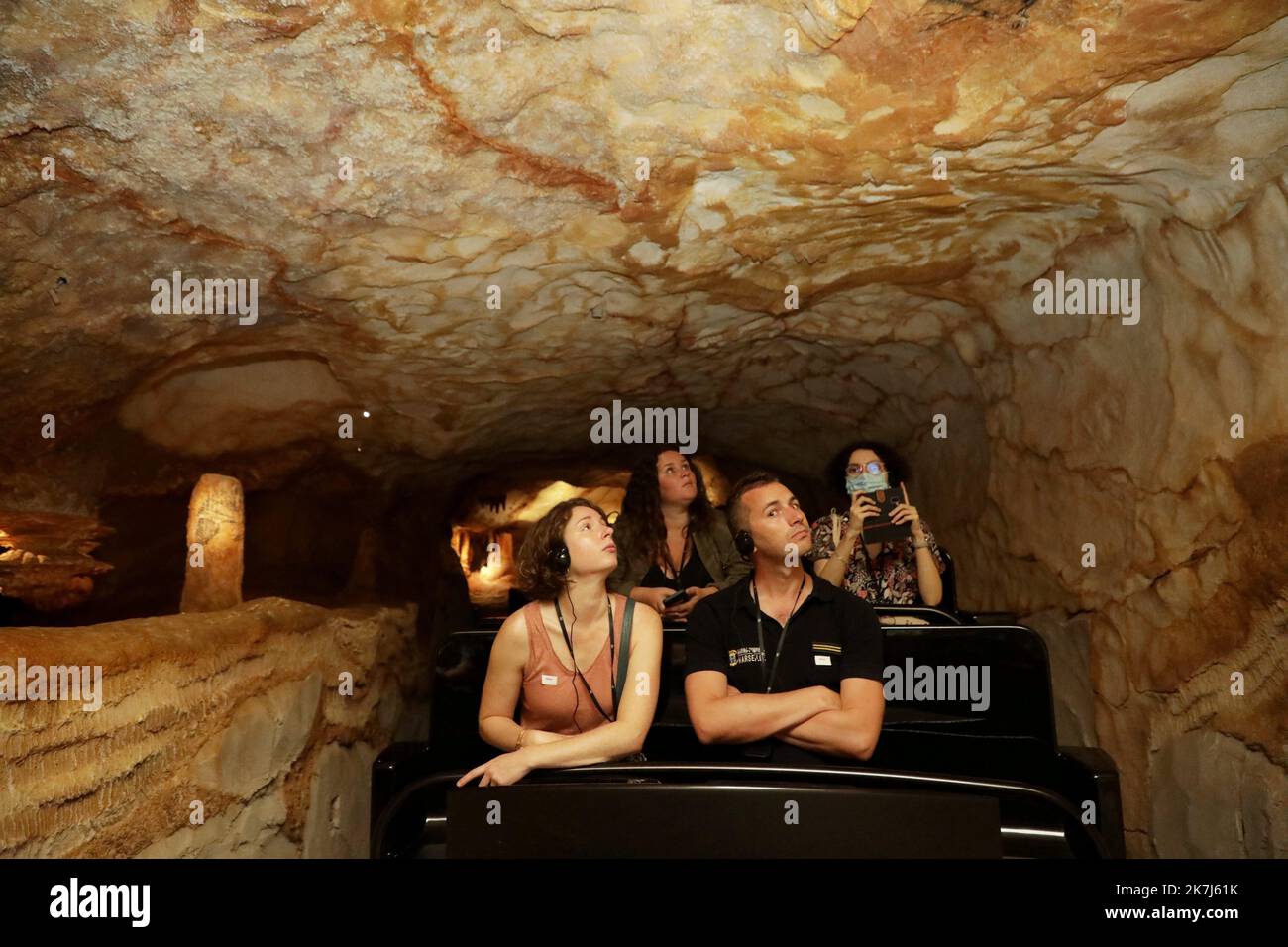 ©PHOTOPQR/LA PROVENCE/VALÉRIE VREL ; Marseille ; 04/06/2022 ; ouverture officielle de Cosquer Méditerranée, en ce 4/06/2022, le public est au rendez-vous pour la visite de la couverture de la Grotte COSQUER, grotte date d'environnement 30000 ans pour la première place, Henri 1985. Une grotte où l'art pariétal est supérieur : chevaux, pinguouins, tigres... Ici les premiers visiteurs, ravis de leur expérience. - Marseille, France, juin 4th 2022 Cosquer Méditerranée est la réplique de la Grotte Cosquer, une grotte préhistorique située dans les ruisseaux de Mar Banque D'Images