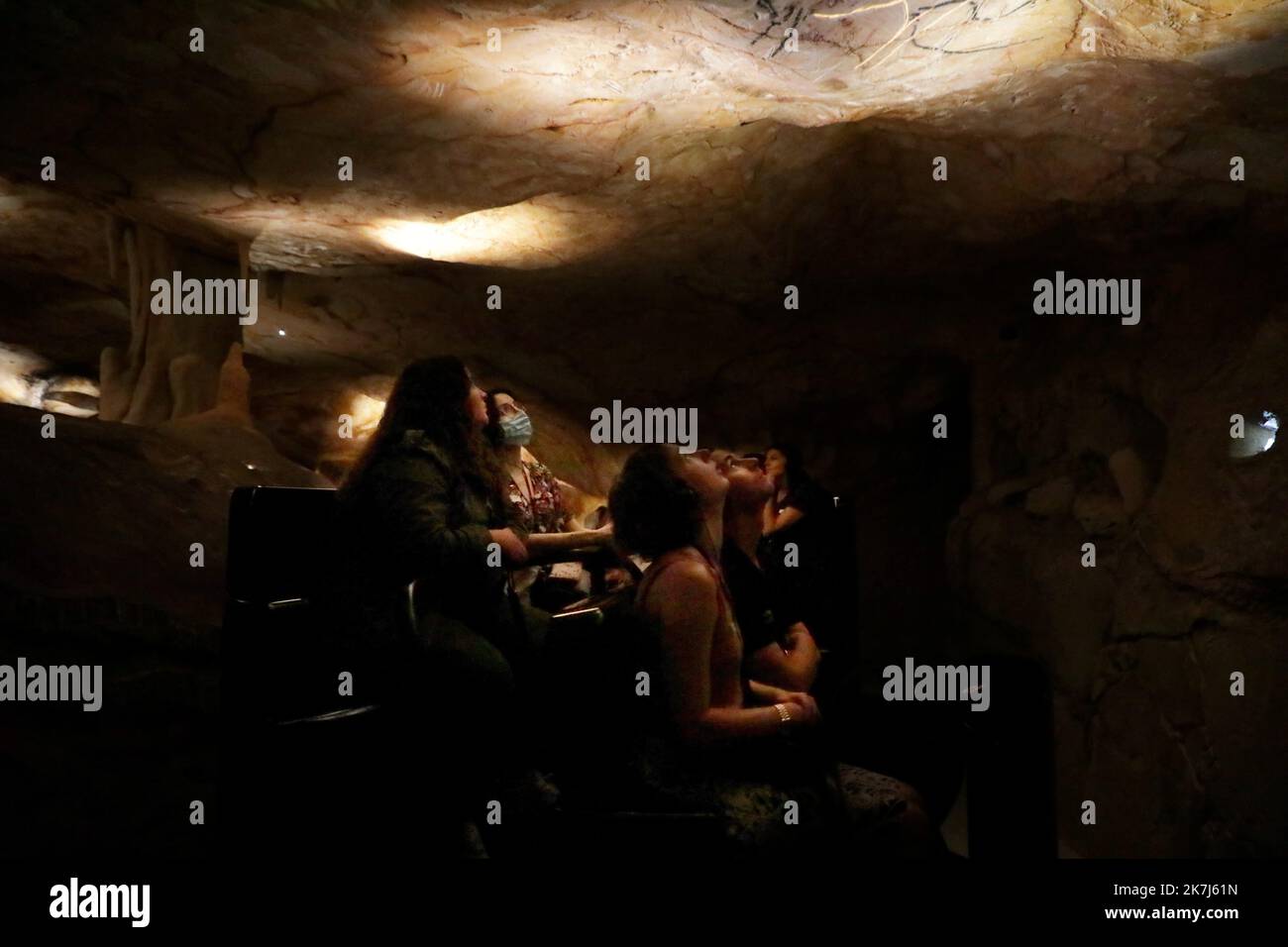 ©PHOTOPQR/LA PROVENCE/VALÉRIE VREL ; Marseille ; 04/06/2022 ; ouverture officielle de Cosquer Méditerranée, en ce 4/06/2022, le public est au rendez-vous pour la visite de la couverture de la Grotte COSQUER, grotte date d'environnement 30000 ans pour la première place, Henri 1985. Une grotte où l'art pariétal est supérieur : chevaux, pinguouins, tigres... Ici les premiers visiteurs, ravis de leur expérience. - Marseille, France, juin 4th 2022 Cosquer Méditerranée est la réplique de la Grotte Cosquer, une grotte préhistorique située dans les ruisseaux de Mar Banque D'Images