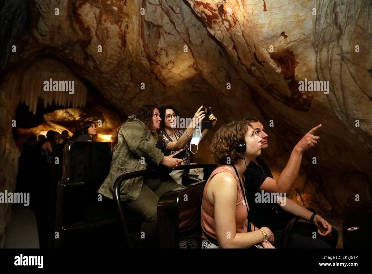 ©PHOTOPQR/LA PROVENCE/VALÉRIE VREL ; Marseille ; 04/06/2022 ; ouverture officielle de Cosquer Méditerranée, en ce 4/06/2022, le public est au rendez-vous pour la visite de la couverture de la Grotte COSQUER, grotte date d'environnement 30000 ans pour la première place, Henri 1985. Une grotte où l'art pariétal est supérieur : chevaux, pinguouins, tigres... Ici les premiers visiteurs, ravis de leur expérience. - Marseille, France, juin 4th 2022 Cosquer Méditerranée est la réplique de la Grotte Cosquer, une grotte préhistorique située dans les ruisseaux de Mar Banque D'Images
