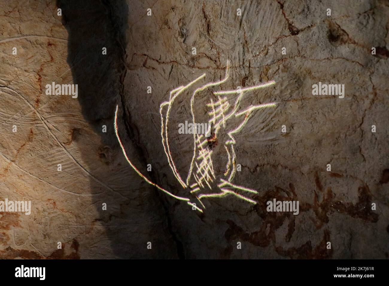 ©PHOTOPQR/LA PROVENCE/VALÉRIE VREL ; Marseille ; 04/06/2022 ; ouverture officielle de Cosquer Méditerranée, en ce 4/06/2022, le public est au rendez-vous pour la visite de la couverture de la Grotte COSQUER, grotte date d'environnement 30000 ans pour la première place, Henri 1985. Une grotte où l'art pariétal est supérieur : chevaux, pinguouins, tigres... Ici les premiers visiteurs, ravis de leur expérience. - Marseille, France, juin 4th 2022 Cosquer Méditerranée est la réplique de la Grotte Cosquer, une grotte préhistorique située dans les ruisseaux de Mar Banque D'Images