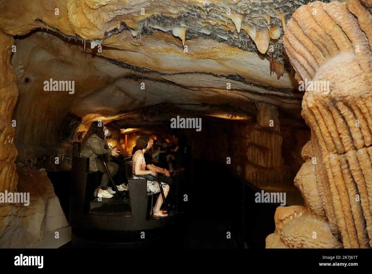 ©PHOTOPQR/LA PROVENCE/VALÉRIE VREL ; Marseille ; 04/06/2022 ; ouverture officielle de Cosquer Méditerranée, en ce 4/06/2022, le public est au rendez-vous pour la visite de la couverture de la Grotte COSQUER, grotte date d'environnement 30000 ans pour la première place, Henri 1985. Une grotte où l'art pariétal est supérieur : chevaux, pinguouins, tigres... Ici les premiers visiteurs, ravis de leur expérience. - Marseille, France, juin 4th 2022 Cosquer Méditerranée est la réplique de la Grotte Cosquer, une grotte préhistorique située dans les ruisseaux de Mar Banque D'Images