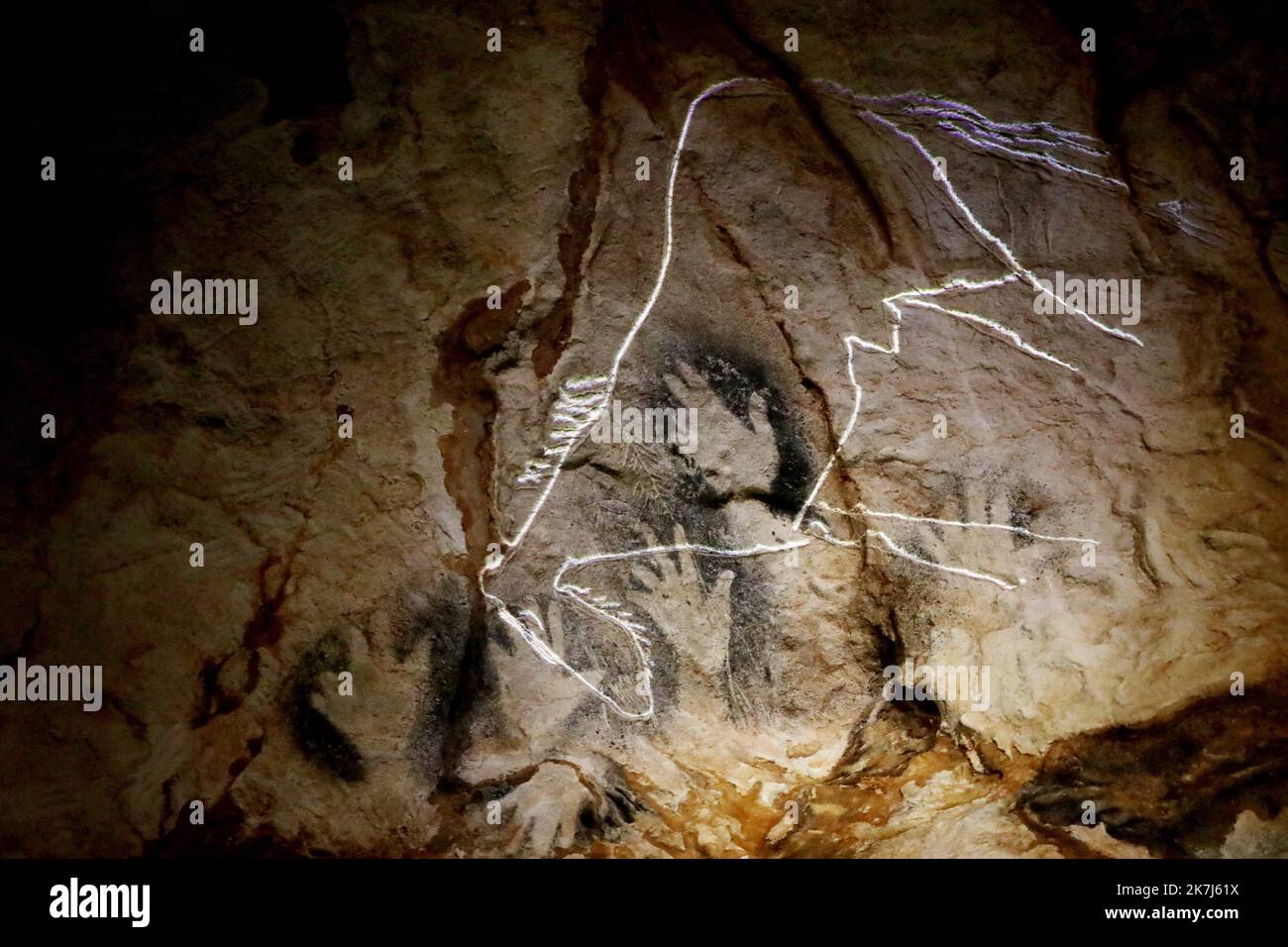 ©PHOTOPQR/LA PROVENCE/VALÉRIE VREL ; Marseille ; 04/06/2022 ; ouverture officielle de Cosquer Méditerranée, en ce 4/06/2022, le public est au rendez-vous pour la visite de la couverture de la Grotte COSQUER, grotte date d'environnement 30000 ans pour la première place, Henri 1985. Une grotte où l'art pariétal est supérieur : chevaux, pinguouins, tigres... Ici les premiers visiteurs, ravis de leur expérience. - Marseille, France, juin 4th 2022 Cosquer Méditerranée est la réplique de la Grotte Cosquer, une grotte préhistorique située dans les ruisseaux de Mar Banque D'Images