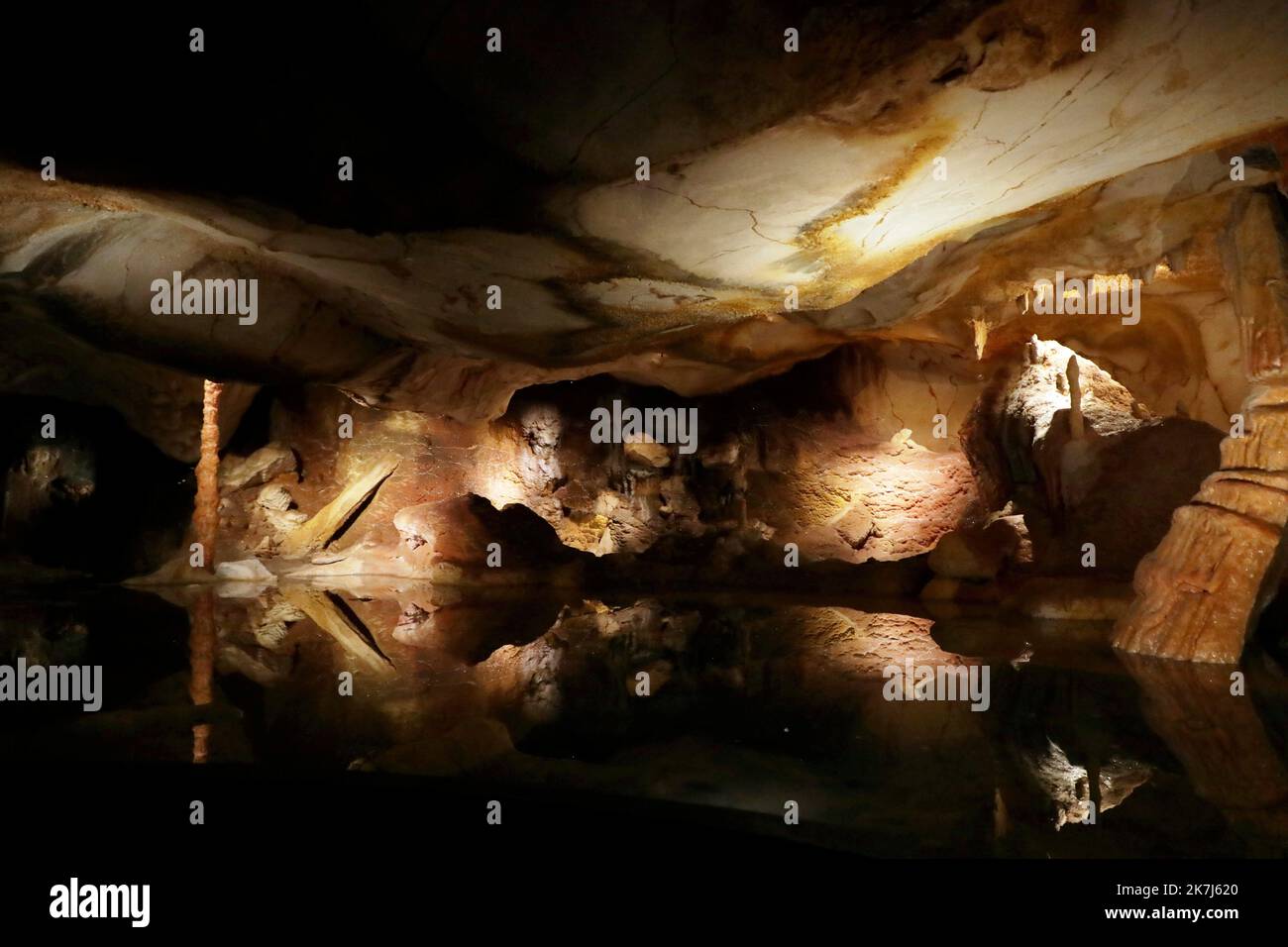 ©PHOTOPQR/LA PROVENCE/VALÉRIE VREL ; Marseille ; 04/06/2022 ; ouverture officielle de Cosquer Méditerranée, en ce 4/06/2022, le public est au rendez-vous pour la visite de la couverture de la Grotte COSQUER, grotte date d'environnement 30000 ans pour la première place, Henri 1985. Une grotte où l'art pariétal est supérieur : chevaux, pinguouins, tigres... Ici les premiers visiteurs, ravis de leur expérience. - Marseille, France, juin 4th 2022 Cosquer Méditerranée est la réplique de la Grotte Cosquer, une grotte préhistorique située dans les ruisseaux de Mar Banque D'Images
