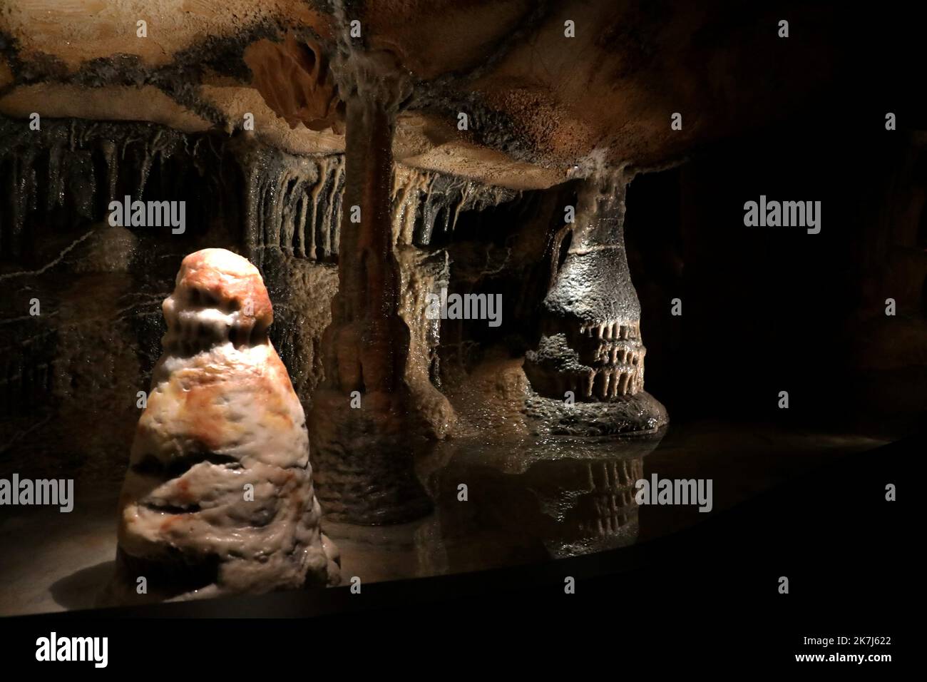 ©PHOTOPQR/LA PROVENCE/VALÉRIE VREL ; Marseille ; 04/06/2022 ; ouverture officielle de Cosquer Méditerranée, en ce 4/06/2022, le public est au rendez-vous pour la visite de la couverture de la Grotte COSQUER, grotte date d'environnement 30000 ans pour la première place, Henri 1985. Une grotte où l'art pariétal est supérieur : chevaux, pinguouins, tigres... Ici les premiers visiteurs, ravis de leur expérience. - Marseille, France, juin 4th 2022 Cosquer Méditerranée est la réplique de la Grotte Cosquer, une grotte préhistorique située dans les ruisseaux de Mar Banque D'Images