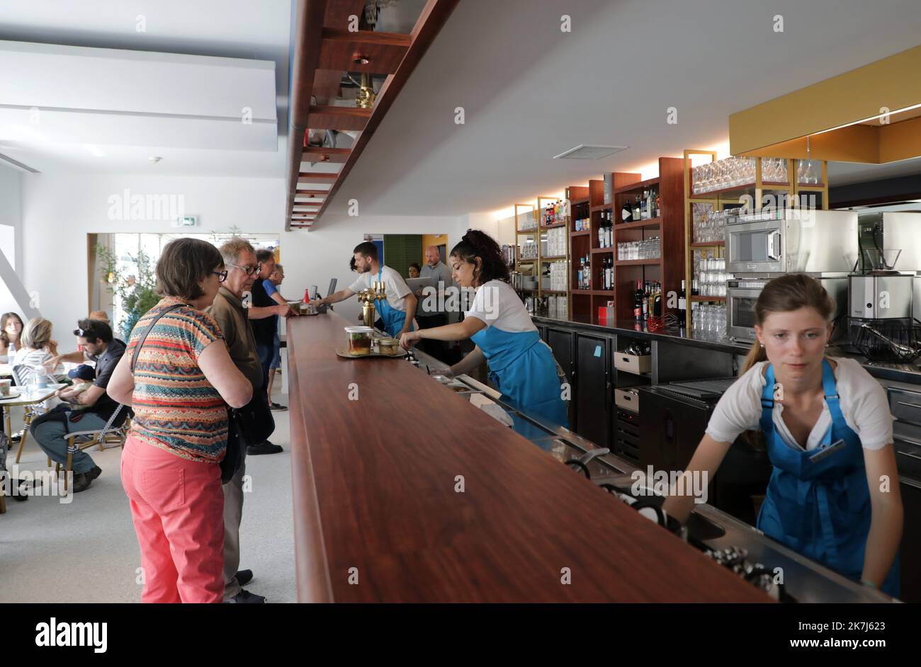 ©PHOTOPQR/LA PROVENCE/VALÉRIE VREL ; Marseille ; 04/06/2022 ; ouverture officielle de Cosquer Méditerranée, en ce 4/06/2022, le public est au rendez-vous pour la visite de la couverture de la Grotte COSQUER, grotte date d'environnement 30000 ans pour la première place, Henri 1985. Une grotte où l'art pariétal est supérieur : chevaux, pinguouins, tigres... Ici les premiers visiteurs, ravis de leur expérience. - Marseille, France, juin 4th 2022 Cosquer Méditerranée est la réplique de la Grotte Cosquer, une grotte préhistorique située dans les ruisseaux de Mar Banque D'Images