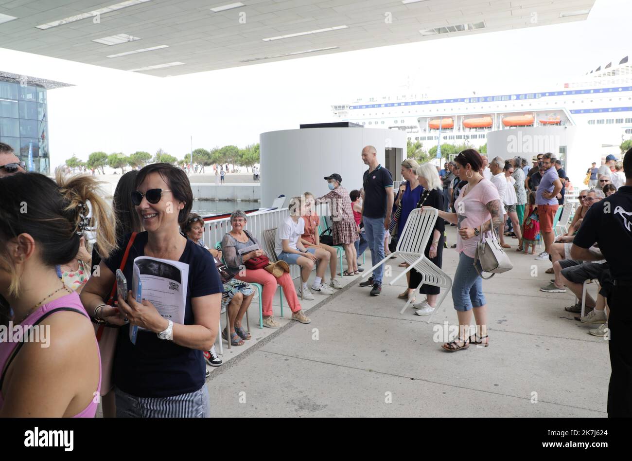 ©PHOTOPQR/LA PROVENCE/VALÉRIE VREL ; Marseille ; 04/06/2022 ; ouverture officielle de Cosquer Méditerranée, en ce 4/06/2022, le public est au rendez-vous pour la visite de la couverture de la Grotte COSQUER, grotte date d'environnement 30000 ans pour la première place, Henri 1985. Une grotte où l'art pariétal est supérieur : chevaux, pinguouins, tigres... Ici les premiers visiteurs, ravis de leur expérience. - Marseille, France, juin 4th 2022 Cosquer Méditerranée est la réplique de la Grotte Cosquer, une grotte préhistorique située dans les ruisseaux de Mar Banque D'Images