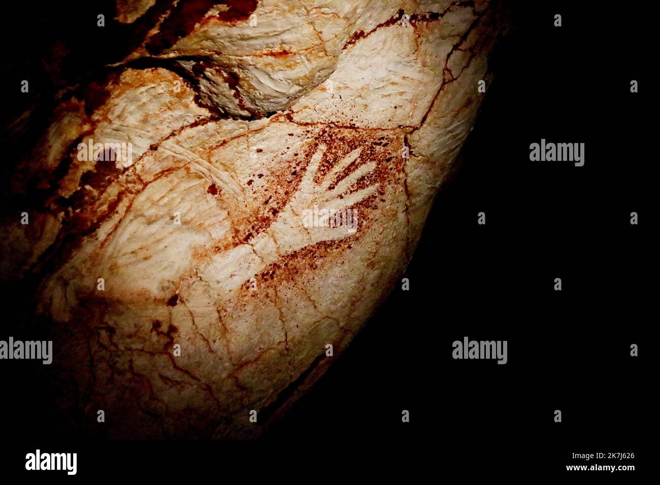 ©PHOTOPQR/LA PROVENCE/VALÉRIE VREL ; Marseille ; 04/06/2022 ; ouverture officielle de Cosquer Méditerranée, en ce 4/06/2022, le public est au rendez-vous pour la visite de la couverture de la Grotte COSQUER, grotte date d'environnement 30000 ans pour la première place, Henri 1985. Une grotte où l'art pariétal est supérieur : chevaux, pinguouins, tigres... Ici les premiers visiteurs, ravis de leur expérience. - Marseille, France, juin 4th 2022 Cosquer Méditerranée est la réplique de la Grotte Cosquer, une grotte préhistorique située dans les ruisseaux de Mar Banque D'Images