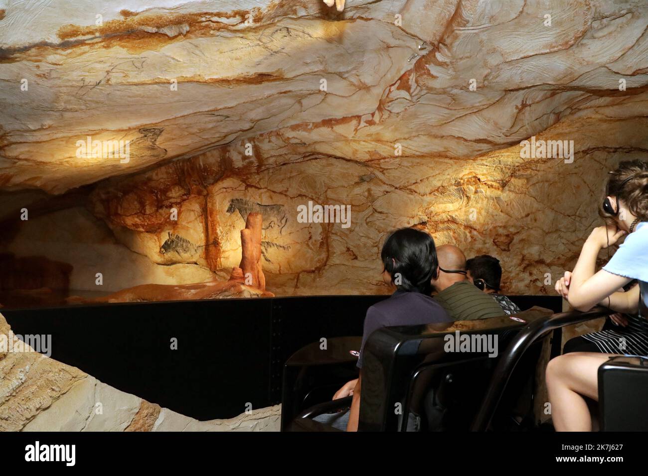 ©PHOTOPQR/LA PROVENCE/VALÉRIE VREL ; Marseille ; 04/06/2022 ; ouverture officielle de Cosquer Méditerranée, en ce 4/06/2022, le public est au rendez-vous pour la visite de la couverture de la Grotte COSQUER, grotte date d'environnement 30000 ans pour la première place, Henri 1985. Une grotte où l'art pariétal est supérieur : chevaux, pinguouins, tigres... Ici les premiers visiteurs, ravis de leur expérience. - Marseille, France, juin 4th 2022 Cosquer Méditerranée est la réplique de la Grotte Cosquer, une grotte préhistorique située dans les ruisseaux de Mar Banque D'Images