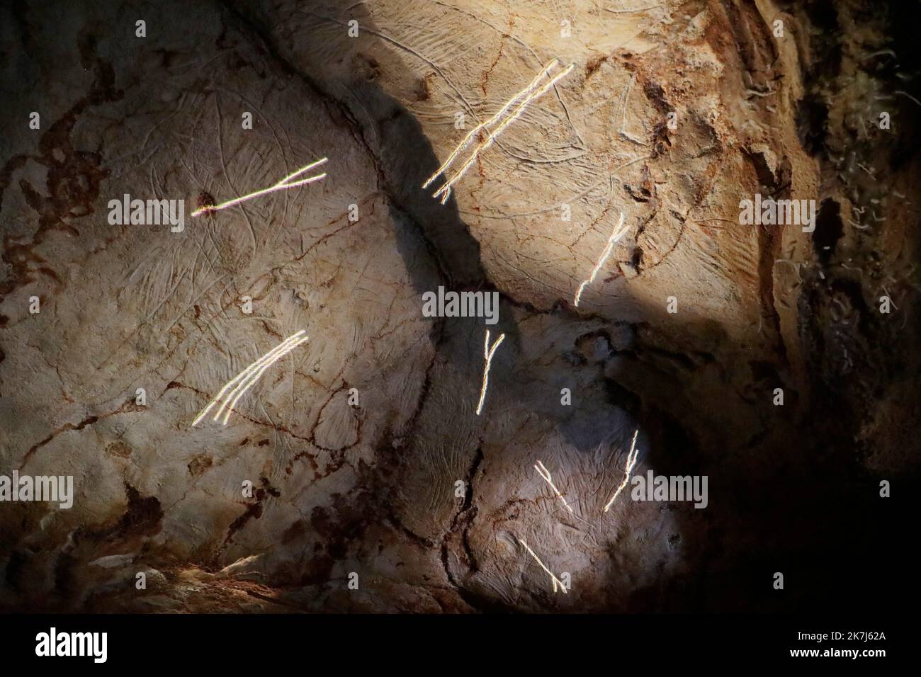 ©PHOTOPQR/LA PROVENCE/VALÉRIE VREL ; Marseille ; 04/06/2022 ; ouverture officielle de Cosquer Méditerranée, en ce 4/06/2022, le public est au rendez-vous pour la visite de la couverture de la Grotte COSQUER, grotte date d'environnement 30000 ans pour la première place, Henri 1985. Une grotte où l'art pariétal est supérieur : chevaux, pinguouins, tigres... Ici les premiers visiteurs, ravis de leur expérience. - Marseille, France, juin 4th 2022 Cosquer Méditerranée est la réplique de la Grotte Cosquer, une grotte préhistorique située dans les ruisseaux de Mar Banque D'Images