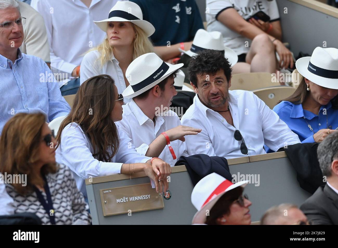©FRANCK CASTEL/MAXPPP - 20220006 Patrick Bruel et Clemence PARIS, FRANCE - JUIN 05 l'Open de France 2022 à Roland Garros sur 05 juin 2022 à Paris, France Banque D'Images