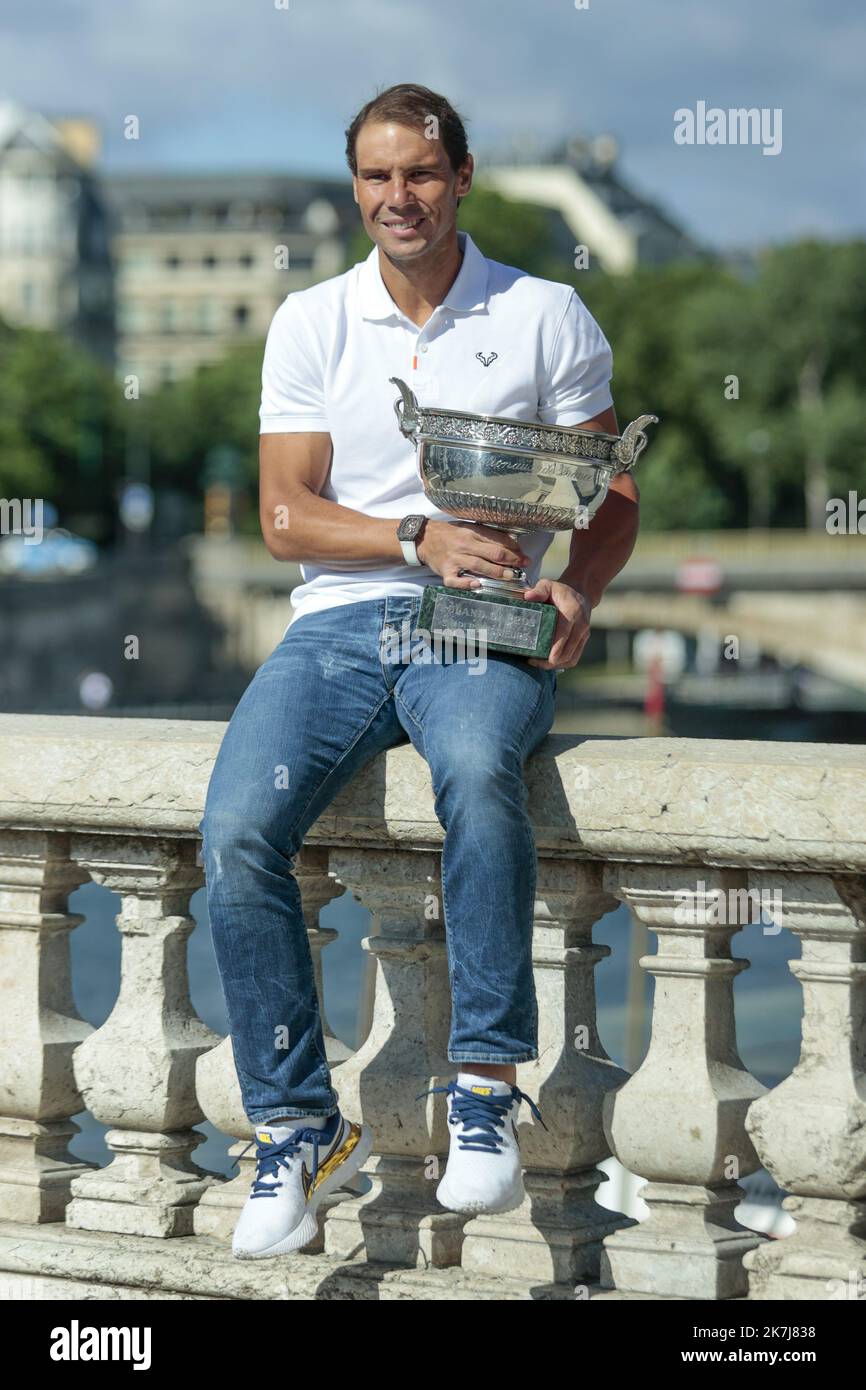 ©Sébastien Muylaert/MAXPPP - Paris 06/06/2022 Rafael Nadal d'Espagne pose avec le trophée sur le pont Alexandre III, un jour après sa victoire de 14th au tournoi de tennis Roland-Garros Open à Paris. Rafael Nadal, 36 ans, a remporté un Open de France de 14th avec des injections quotidiennes qui lui tuent la douleur dans son pied gauche gênant et va maintenant tenter de trouver un remède permanent pour la blessure, en avertissant que sa carrière record est en jeu. 06.06.2022 Banque D'Images