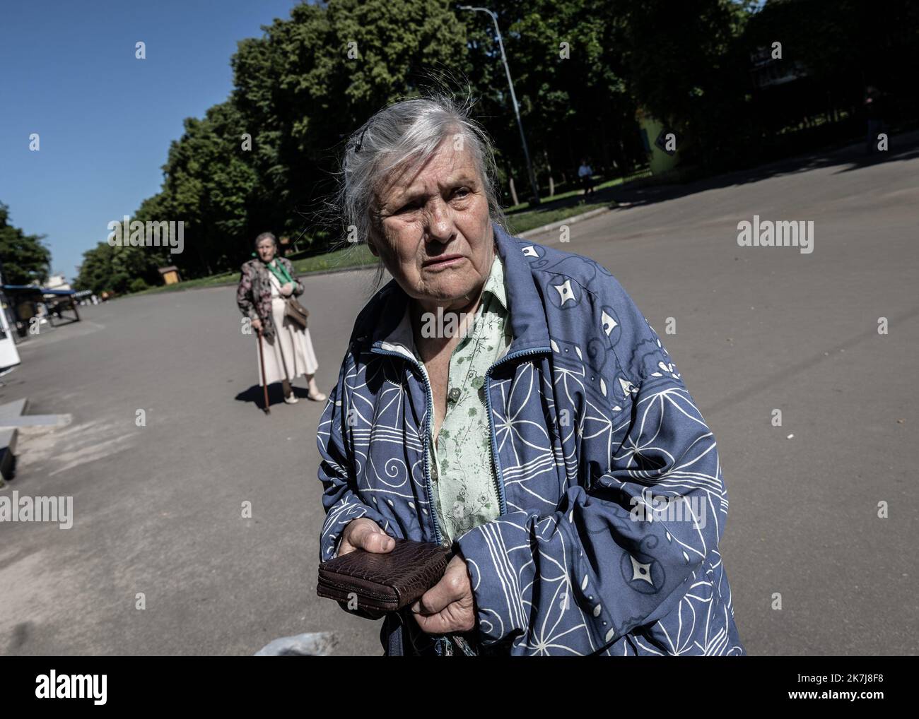 ©Sadak Souici / le Pictorium/MAXPPP - Kharkiv 06/06/2022 Sadak Souici / le Pictorium - 6/6/2022 - Ukraine / Kharkiv - les pensions des personnes retraitees qui ne peuvent plus leur encore voyages dans les territoires occupés sont transférés à Oscadbank. Sélectionnez le département régional de la protection sociale, un parcours sur quatre de la région recoit desormais des paiements via Ukrposhta. Un nombre important de ces personnes est réduit sous occupation ou dans une zone de guerre. Ils sont également à même de faire des recherches à la banque. / 6/6/2022 - Ukraine / Kharkiv - Pen Banque D'Images