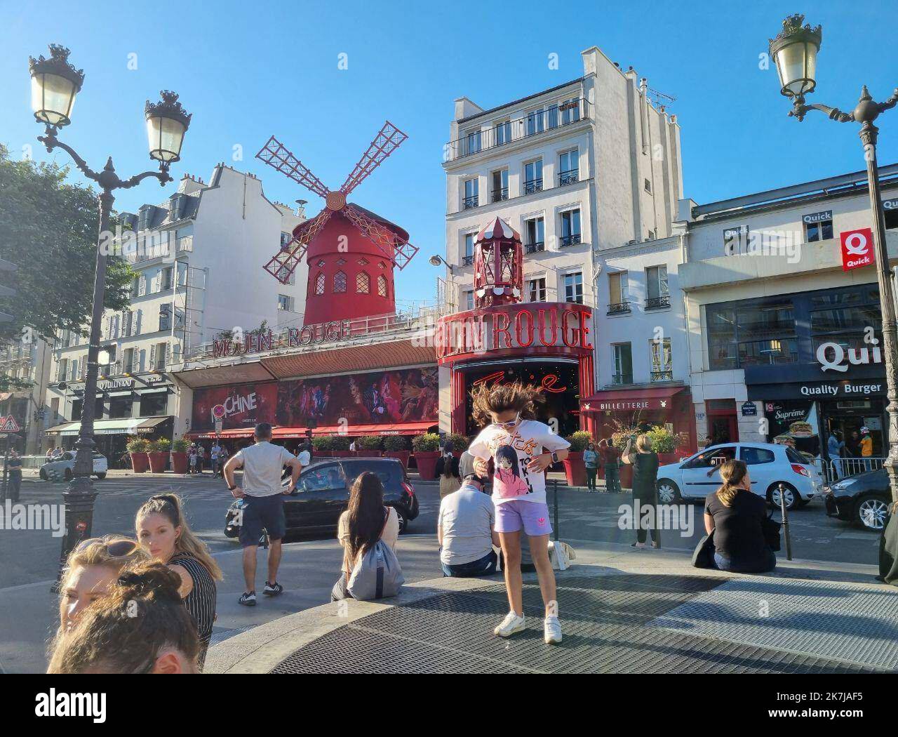 ©PHOTOPQR/LE PARISIEN/Sandrine Tran ; Paris ; 14/06/2022 ; de nombreux touristiques passent profiterent de la bouche d'aration pour faire voler leurs chevrons, et avant-propos des photos face au Moulin Rouge. Rapport sur la pollution de l'air par les bouches d'aération de métro Paris, France, juin 14th 2022 de nombreux touristes passent en profitant de l'évent d'aération pour laisser voler leurs cheveux et prendre des photos devant le Moulin Rouge. Rapport sur la pollution de l'air par les évents du métro Banque D'Images