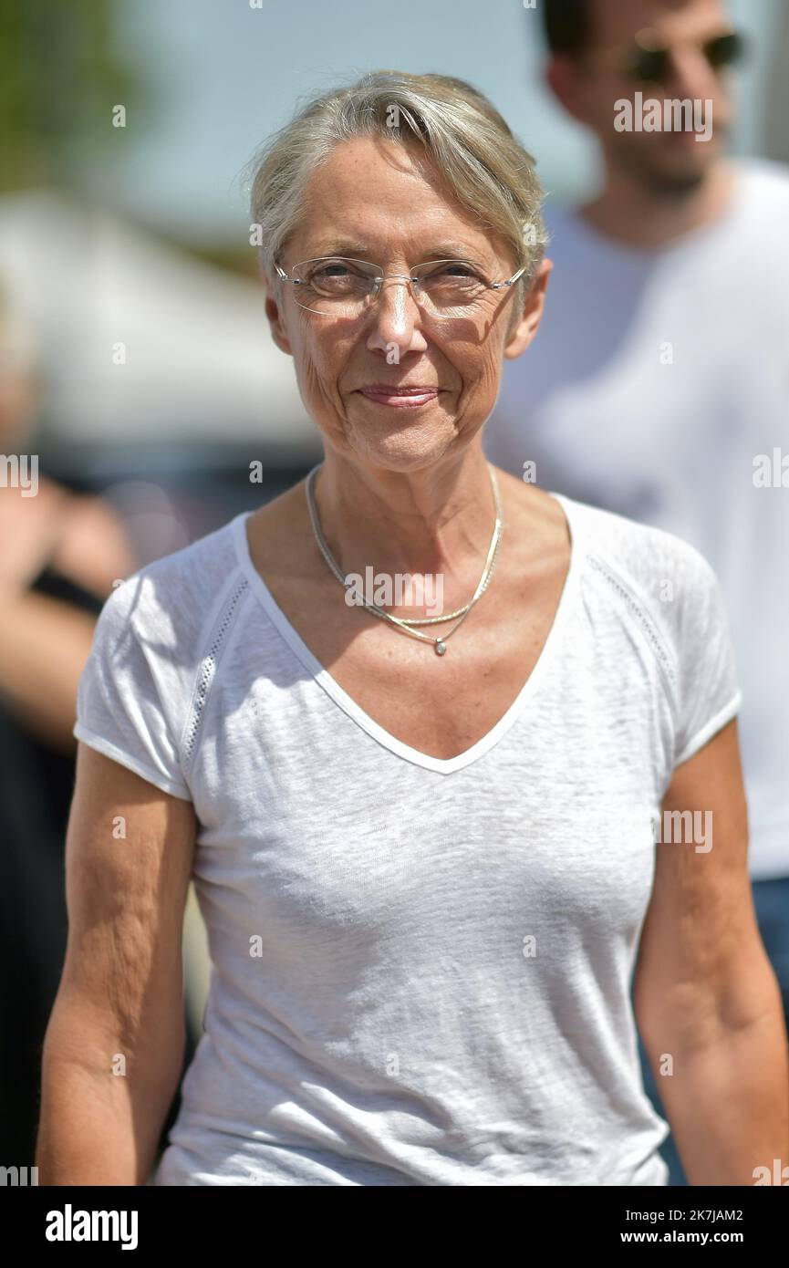©FRANCK CASTEL/MAXPPP - 20220006 le Premier ministre français Elisabeth borne parle avec un boucher à côté du maire de Clecy, Raymond Carville, lors d'une visite à Clecy, dans le nord-est de la France, sur 17 juin 2022 dans le cadre de la campagne pour les élections parlementaires françaises. Banque D'Images