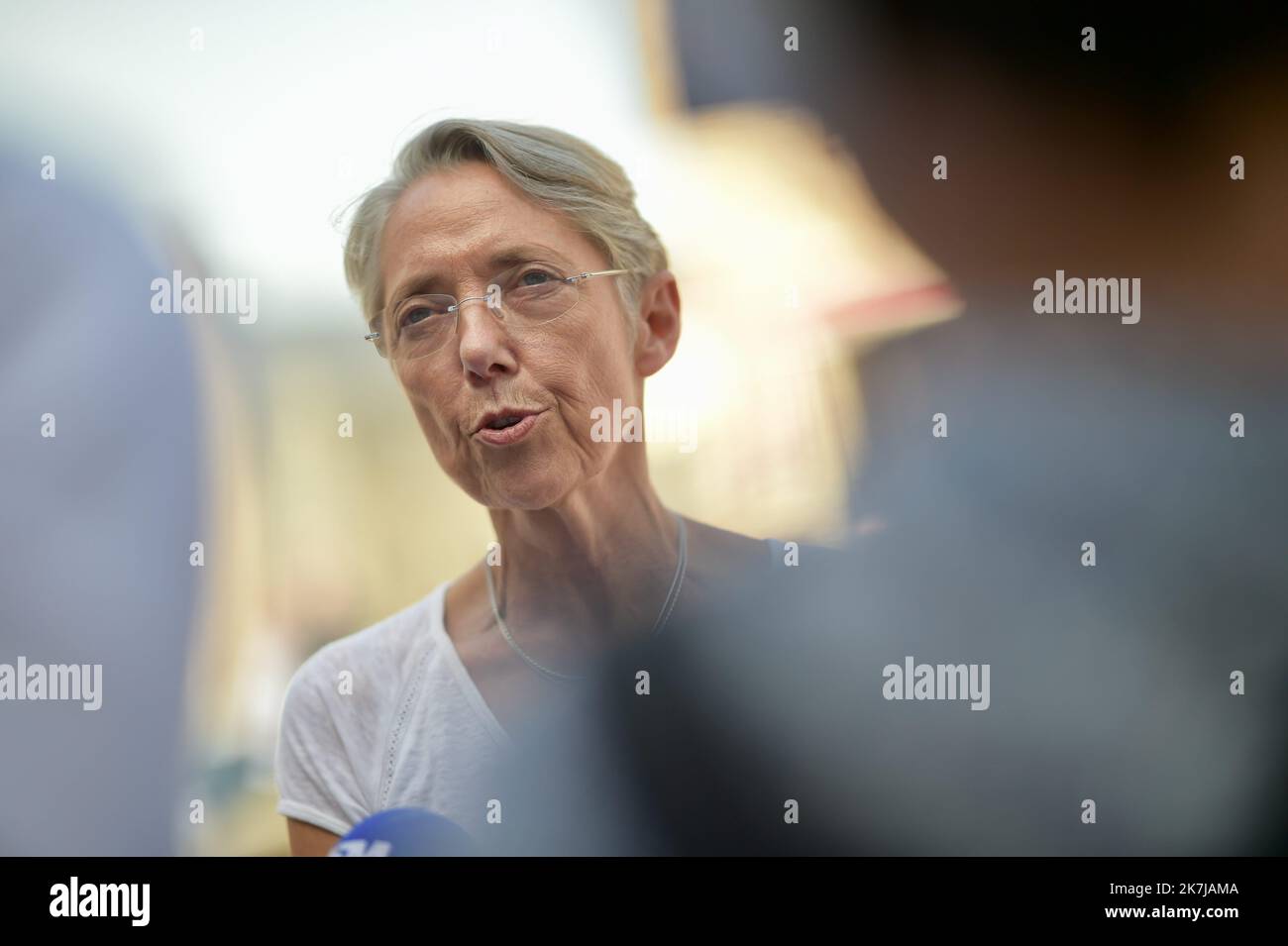 ©FRANCK CASTEL/MAXPPP - 20220006 le Premier ministre français Elisabeth borne parle avec un boucher à côté du maire de Clecy, Raymond Carville, lors d'une visite à Clecy, dans le nord-est de la France, sur 17 juin 2022 dans le cadre de la campagne pour les élections parlementaires françaises. Banque D'Images