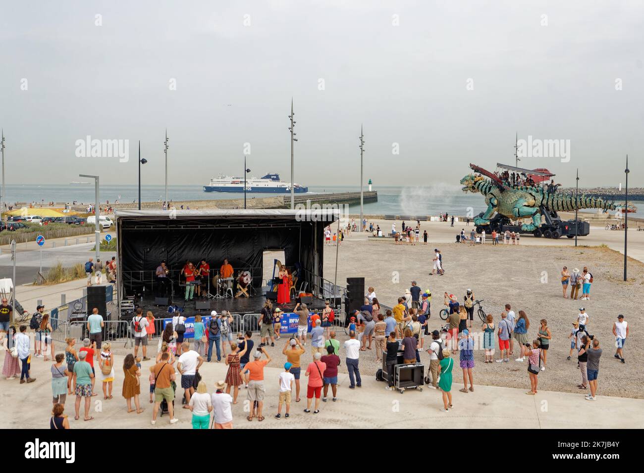 ©PHOTOPQR/VOIX DU NORD/Johan BEN AZZOUZ ; 18/06/2022 ; Calais, le 18 juin 2022. Le voile du Dragon de Calais. #1OTO JOHANOHAN BEN AZZOUZ LA VOIX D l'éveil du dragon de Calais (Nord de la France) Banque D'Images