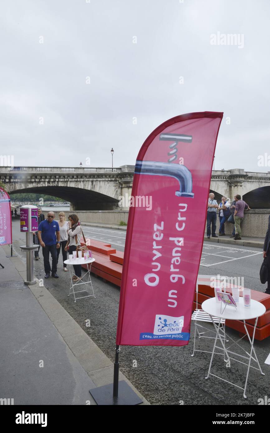 ©Alain Delpey/MAXPPP - PARIS 21/07/2014 France, Paris, Canicule a Paris plus besoin d'acheter de l'eau embouteillée. S'engageant dans une approche résolument écologique, la capitale parisienne a en effet mis en place des fontaines d'eau potable qui fournissent au choix et à volonté, une eau plate ou gazeuse en accès libre. Photo Alain Delpey / Maxppp.?fini de devoir acheter de l'eau petilante en bouteille. Avant le parti d'une demi-mesure écologiste, la capitale parisienne a en effet mis en place des fontaines un eau potable délivant au choix et à un volume, une eau plate ou petite en libre accès. Banque D'Images