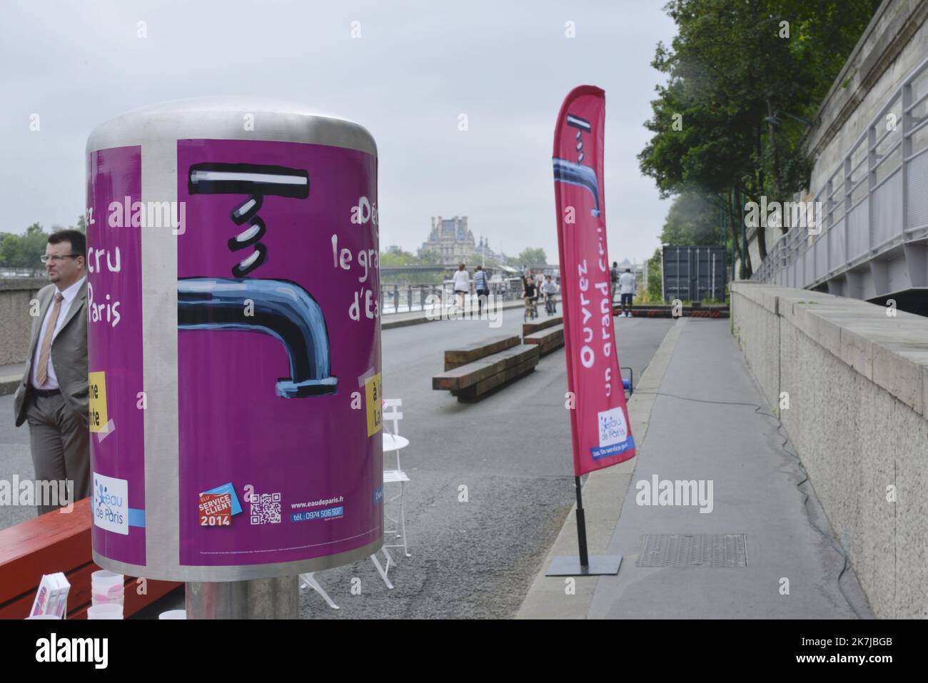 ©Alain Delpey/MAXPPP - PARIS 21/07/2014 France, Paris, Canicule a Paris plus besoin d'acheter de l'eau embouteillée. S'engageant dans une approche résolument écologique, la capitale parisienne a en effet mis en place des fontaines d'eau potable qui fournissent au choix et à volonté, une eau plate ou gazeuse en accès libre. Photo Alain Delpey / Maxppp.?fini de devoir acheter de l'eau petilante en bouteille. Avant le parti d'une demi-mesure écologiste, la capitale parisienne a en effet mis en place des fontaines un eau potable délivant au choix et à un volume, une eau plate ou petite en libre accès. Banque D'Images