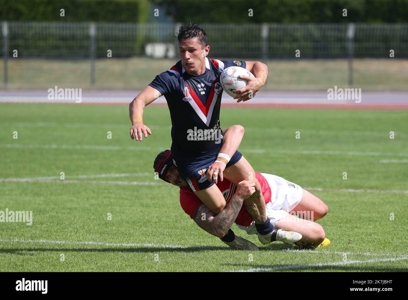 ©Manuel Blondeau/AOP Press/MAXPPP - 19/06/2022 Albi Morgan Esgare de France est attaqué par Matty Fozard du pays de Galles lors du match international amical entre la France et le pays de Galles sur 19 juin 2022 au stade municipal d'Albi, France Banque D'Images