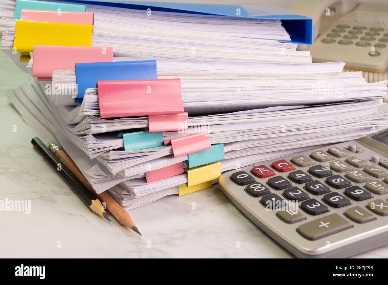 documenter le papier du rapport d'entreprise sur la table avec un crayon et une calculatrice, document de concept dans le bureau de travail Banque D'Images