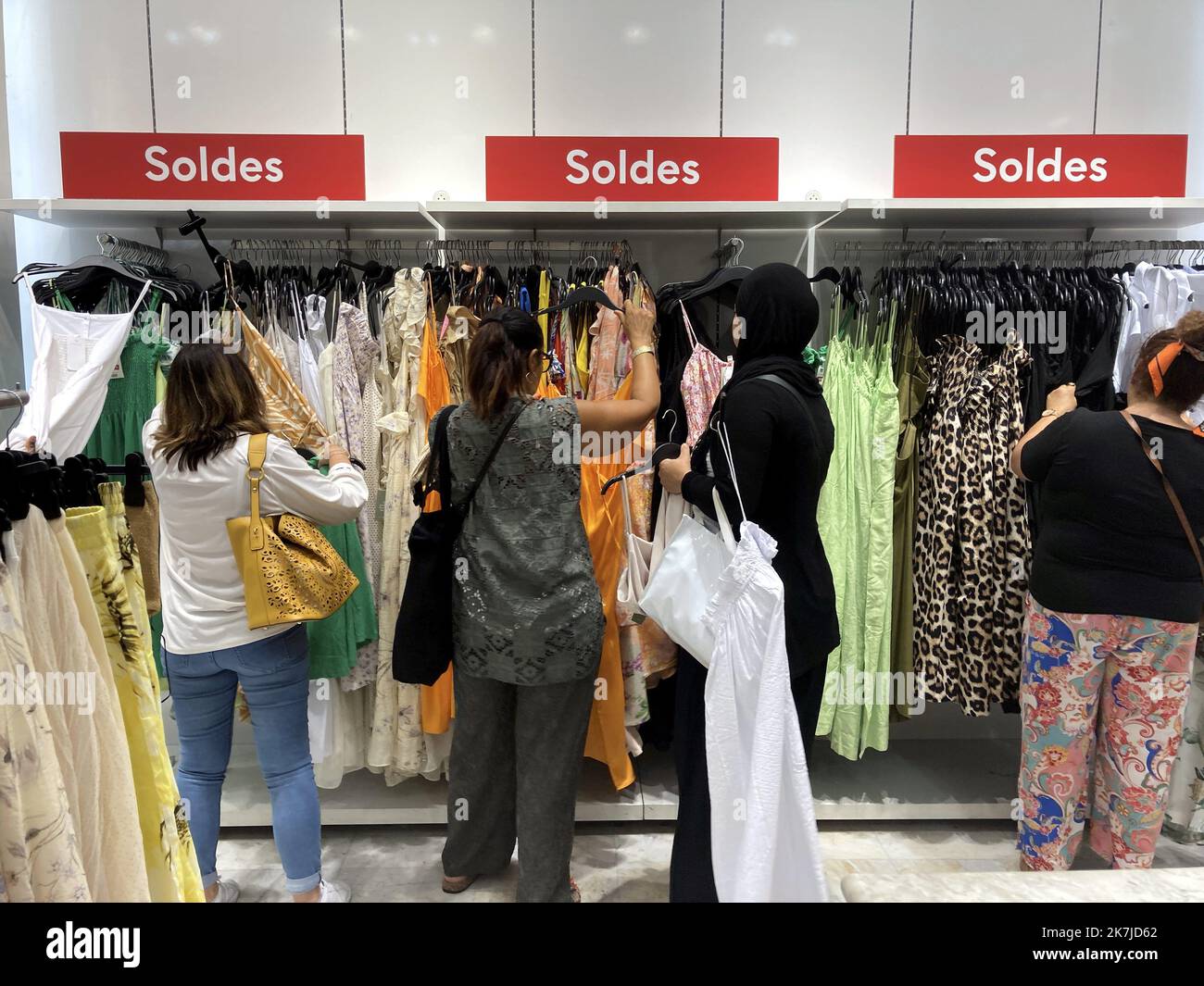 ©PHOTOPQR/LA PROVENCE/VALLAURI Nicolas ; Marseille ; 22/06/2022 ; Premier jour des soldes de l'été 2022 ici dans la rue commercante de Saint-Ferréol dans le centre ville de Marseille Illustration consommation, consommatrice, consommateur, shopping, achat, boutique, magasin, vitrine, vente, fringue, bonnes affaires, remise, prix - Premier jour des ventes estivales en France, le 22nd 2022 juin Banque D'Images