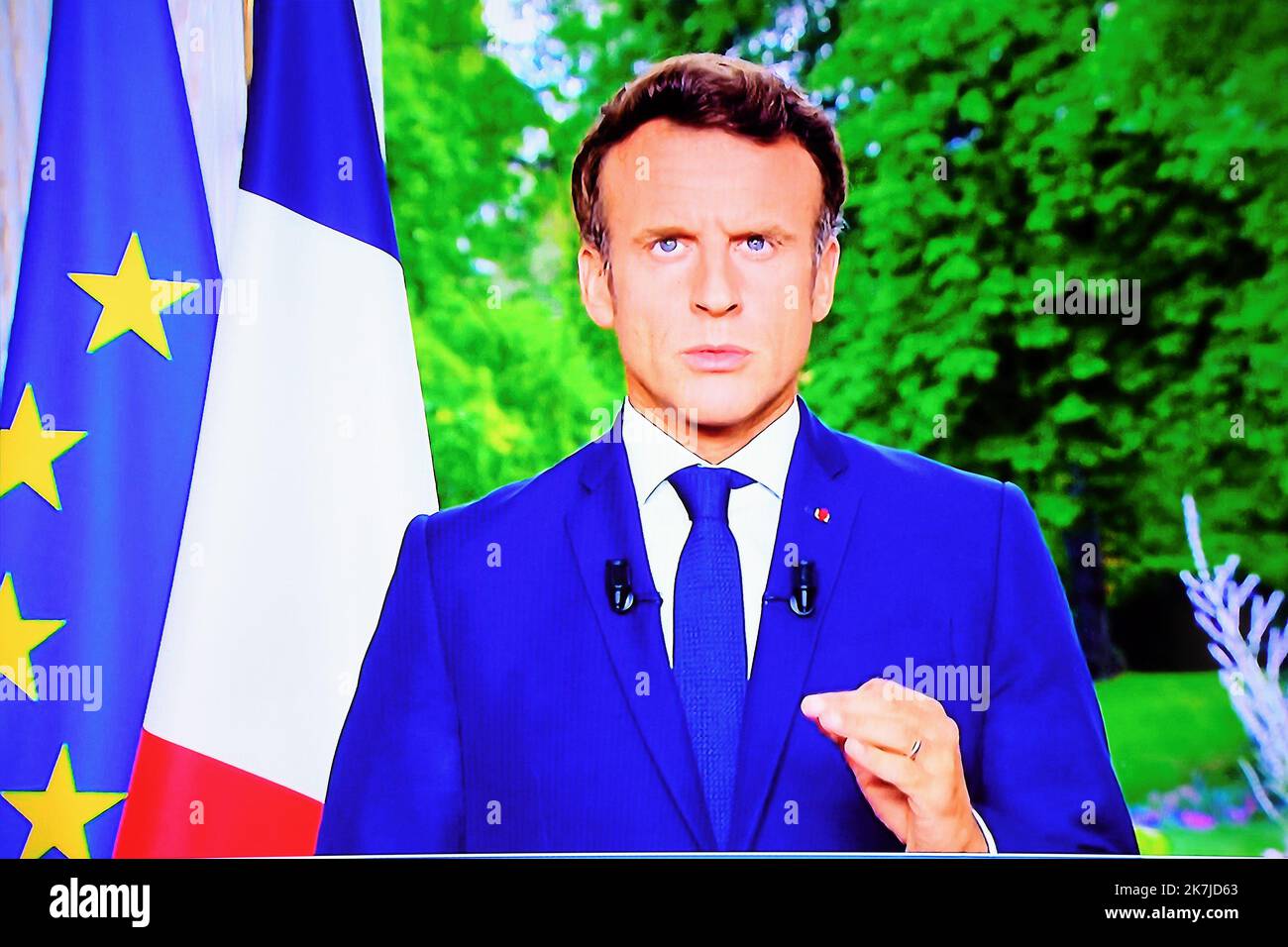 ©PHOTOPQR/LE MIDI LIBRE/JEAN-MICHEL MART ; MONTPELLIER ; 22/06/2022 ; ALLOCATION TELEVISEE DU PRÉSIDENT MACRON APSE LES ÉLECTIONS LEGISLATIVES Une photo d'un écran de télévision montre le Président français Emmanuel Macron parlant lors d'un discours télévisé sur 22 juin 2022, à Paris. Le président Emmanuel Macron a prononcé un discours télévisé sur 22 juin, sa première déclaration publique depuis que son parti centriste a perdu sa majorité parlementaire aux élections. Banque D'Images