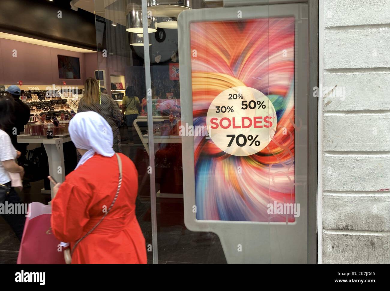 ©PHOTOPQR/LA PROVENCE/VALLAURI Nicolas ; Marseille ; 22/06/2022 ; Premier jour des soldes de l'été 2022 ici dans la rue commercante de Saint-Ferréol dans le centre ville de Marseille Illustration consommation, consommatrice, consommateur, shopping, achat, boutique, magasin, vitrine, vente, fringue, bonnes affaires, remise, prix - Premier jour des ventes estivales en France, le 22nd 2022 juin Banque D'Images