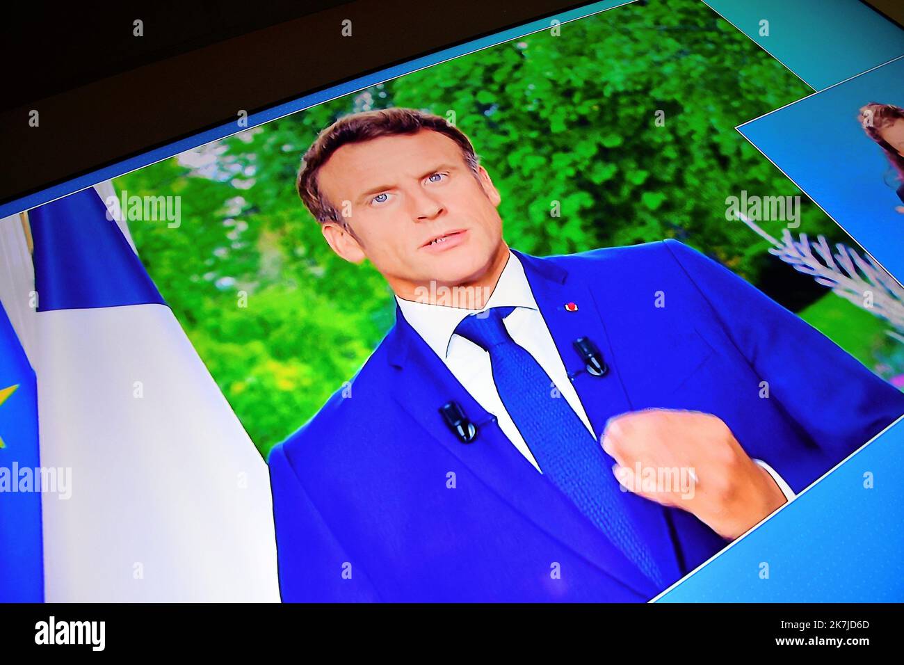 ©PHOTOPQR/LE MIDI LIBRE/JEAN-MICHEL MART ; MONTPELLIER ; 22/06/2022 ; ALLOCATION TELEVISEE DU PRÉSIDENT MACRON APSE LES ÉLECTIONS LEGISLATIVES Une photo d'un écran de télévision montre le Président français Emmanuel Macron parlant lors d'un discours télévisé sur 22 juin 2022, à Paris. Le président Emmanuel Macron a prononcé un discours télévisé sur 22 juin, sa première déclaration publique depuis que son parti centriste a perdu sa majorité parlementaire aux élections. Banque D'Images