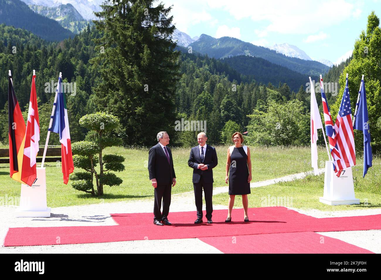 ©Pierre Teyssot/MAXPPP ; Sommet Allemagne G7 2022 . Elmau, Krün, Allemagne sur 26 juin 2022. Le Premier ministre italien Mario Draghi et la chancelière fédérale de l'OLAF Scholz et Mme Ernst . Â© Pierre Teyssot / Maxppp Banque D'Images