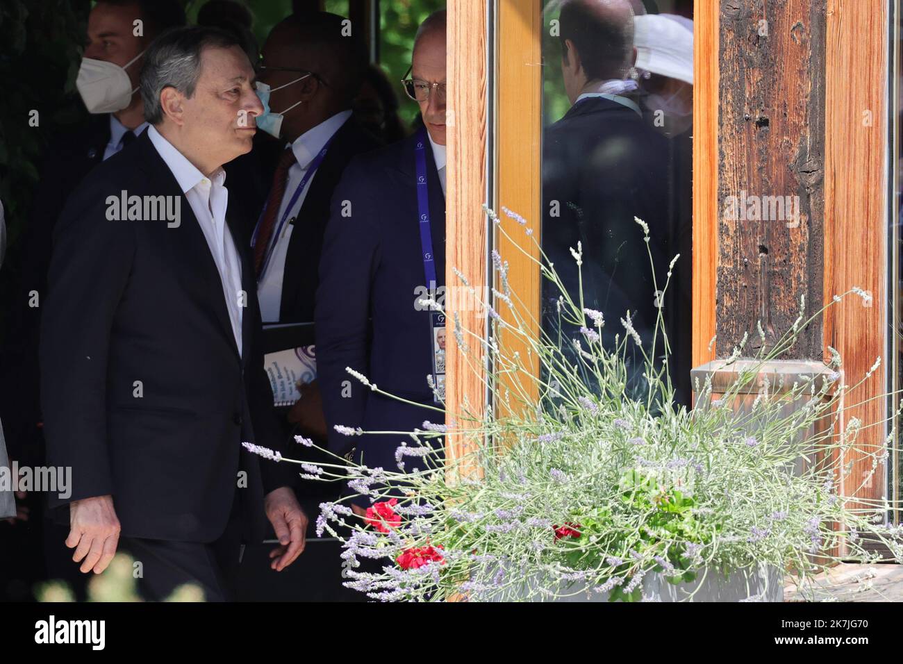 ©Pierre Teyssot/MAXPPP ; Sommet Allemagne G7 2022 . Elmau, Krün, Allemagne sur 27 juin 2022. OLAF Scholz le Chancelier allemand accueille G7 dirigeants et participants au programme de sensibilisation pour une photo de famille Mario Draghi Premier ministre italien. Â© Pierre Teyssot / Maxppp Banque D'Images