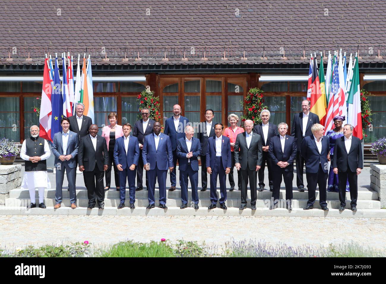 ©Pierre Teyssot/MAXPPP ; Sommet Allemagne G7 2022 . Elmau, Krün, Allemagne sur 27 juin 2022. OLAF Scholz la chancelière allemande pose avec G7 dirigeants et des participants au programme de sensibilisation pour une photo de famille. Â© Pierre Teyssot / Maxppp Banque D'Images