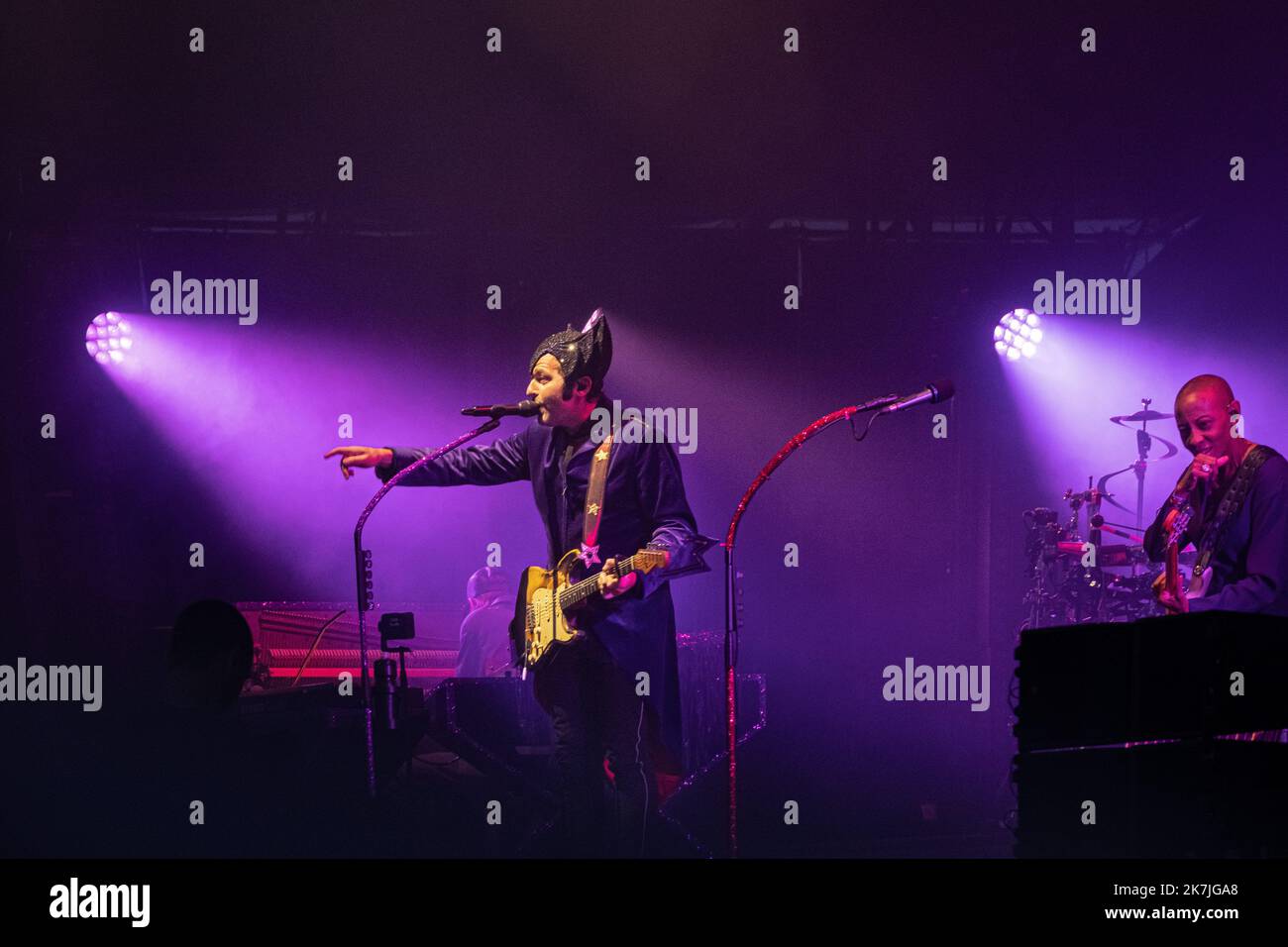 ©Olivier Donnars / le Pictorium/MAXPPP - Paris 19/06/2022 Olivier Donnars / le Pictorium - 19/6/2022 - France / Paris - le chanteur Matthieu Chedid alias -M- sur la grande scène du festival Solidays 2022. Autres années d'absence pour cause de casse sanitaire, le festival a expose son record de frequentation avec plus de 247 000 festivaliers. / 19/6/2022 - France / Paris - le chanteur Matthieu Chedid alias -M- sur la grande scène du festival Solidays 2022. Autres années d'absence pour cause de santé, le festival a expose son record de frequentation avec plus de 247 000 festivalier Banque D'Images