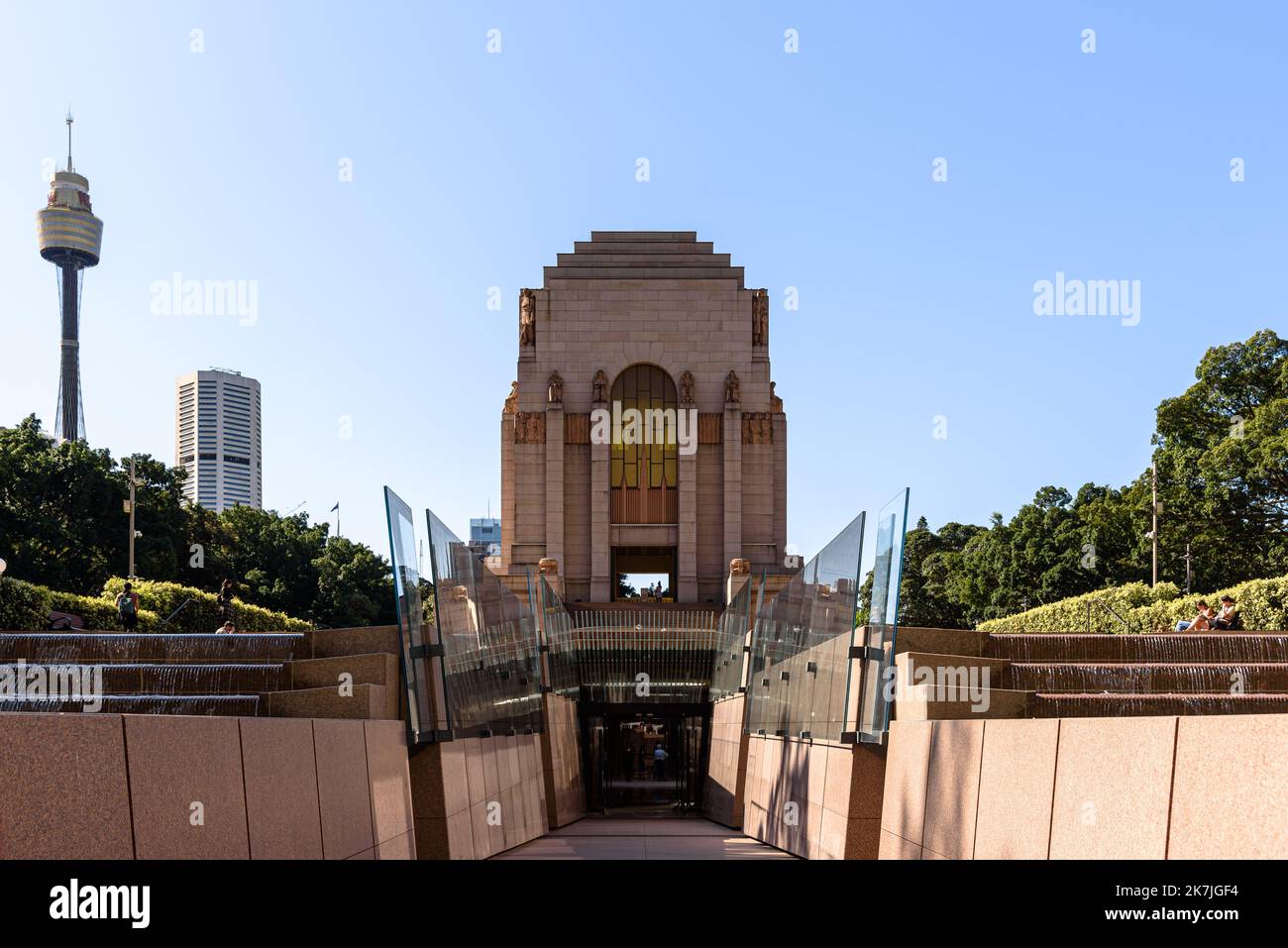 La passerelle Cascade de l'extension du Centenaire jusqu'au Mémorial de l'ANZAC à Hyde Park à Sydney, en Australie Banque D'Images
