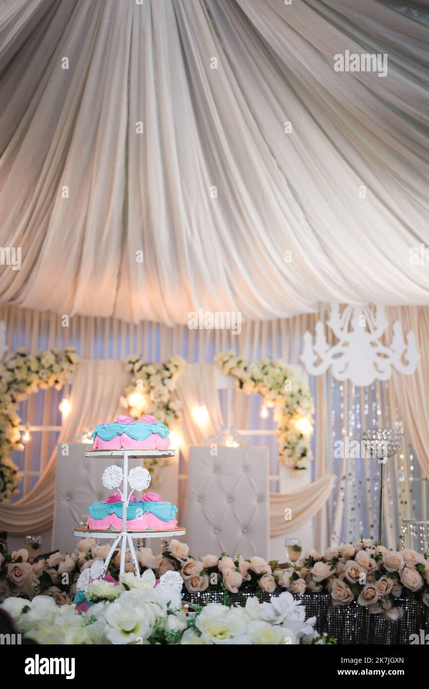 Beau gâteau de mariage, Close up of cake et blur background, selective focus. Banque D'Images