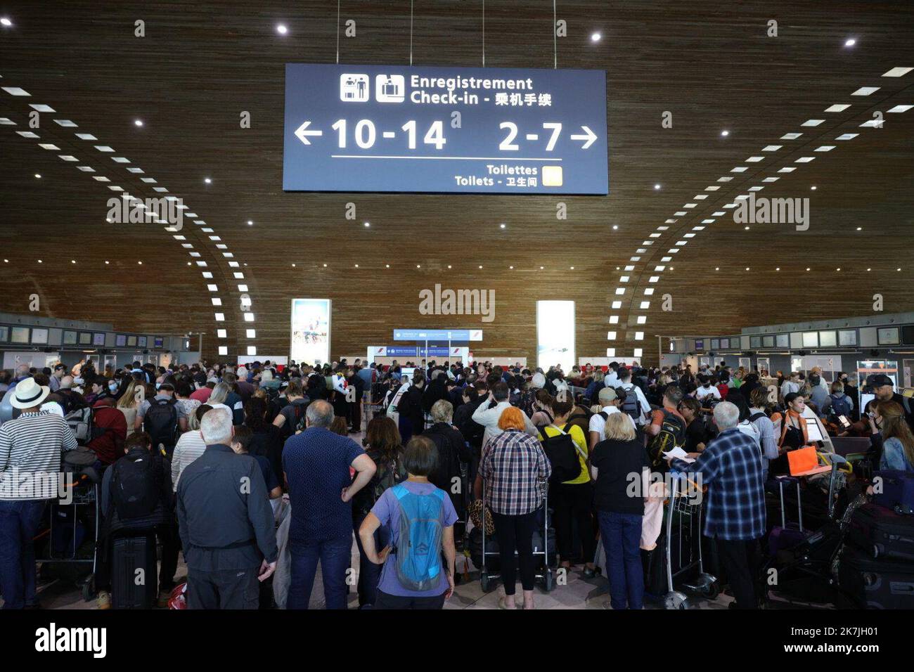 ©PHOTOPQR/LE PARISIEN/Olivier Arandel ; Roissy ; 01/07/2022 ; Roissy (95), France Vendredi 1 juillet 2022 deuxième jour de grève à l’aéroport de Roissy Charles de Gaulle. - Paris, aéroport de Roissy, juillet 1st 2022 mouvement de grève à l'aéroport de Roissy Charles-de-Gaulle pour dénoncer le manque de personnel, en raison des départs pendant le Covid et la forte reprise du trafic aérien 10% des vols annulés au début des vacances d'été Banque D'Images