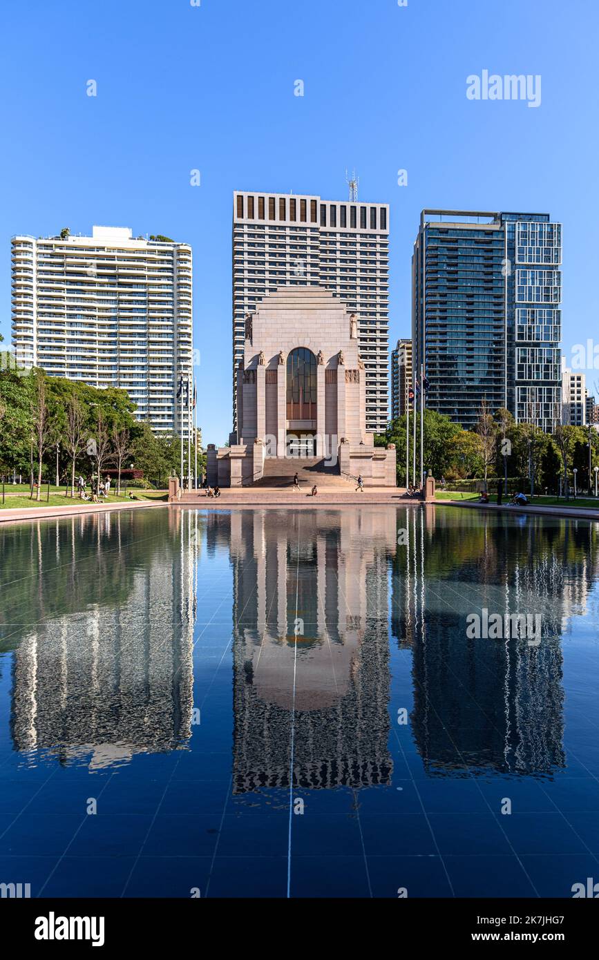 L'ANZAC Memorial et la piscine à réflexion de Hyde Park à Sydney, en Australie Banque D'Images