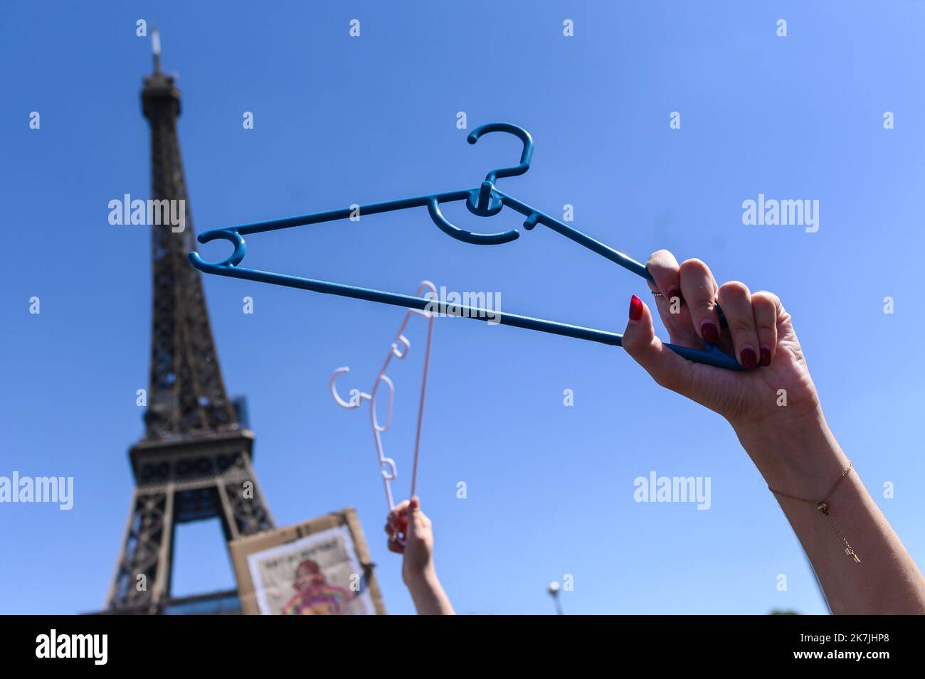 ©Julien Mattia / le Pictorium/MAXPPP - Paris 02/07/2022 Julien Mattia / le Pictorium - 2/7/2022 - France / Ile-de-France / Paris - Suite a la décision de la cour suprême des États-Unis d'Amérique de révoquer le droit à l'interruption de volume de grosesse, Des personnes ont manifesté pour afficher leur leur soutien a totes les femmes pries de ce droit public, a Paris, le 02 juillet 2022 / 2/7/2022 - France / Ile-de-France (région) / Paris - Suite à la décision de la Cour suprême des États-Unis d'Amérique de révoquer le droit à l'interruption volontaire de grossesse, h Banque D'Images