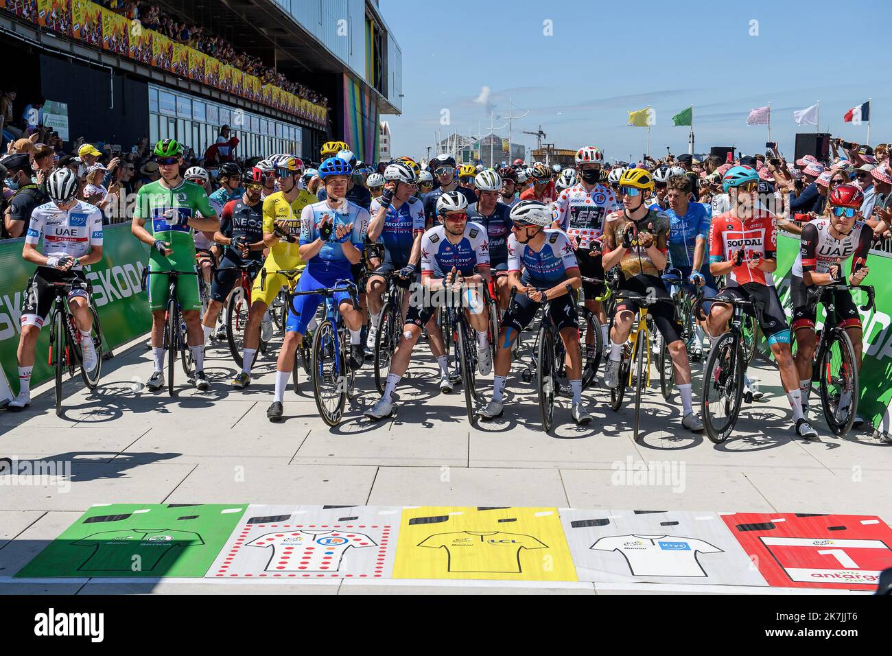 ©PHOTOPQR/VOIX DU NORD/PASCAL BONNIERE ; 05/07/2022 ; minute d'hommage pour le Danemark . DUNKERQUE 05.07.2022 sport - cycliste - tourde france - 4eme etpae entre Dunkerque et Calais PHOTO PASCAL BONNIERE / LA VOIX DU NORD - l'édition 109th de la course cycliste Tour de France se déroule du 01 au 24 juillet 2022 - - Banque D'Images