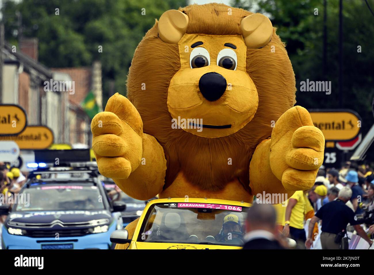 ©PHOTOPQR/L'EST REPUBLICAIN/ALEXANDRE MARCHI ; ARENBERG ; 06/07/2022 ; SPORT - CYCLISTE - TOUR DE FRANCE 2022 - 109 ÉDITION EME - TDF - 5 ETAPE ETAPE - LILLE - WALLERS ARENBERG PORTE DU HAINAUT - ARRIVEE. Arenberg 6 juillet 2022. La caravane publicitaire LCL, la banque du crédit Lyonnais avec son lion. PHOTO Alexandre MARCHI. - L'édition 109th de la course cycliste Tour de France a lieu du 01 au 24 juillet 2022 - - Banque D'Images